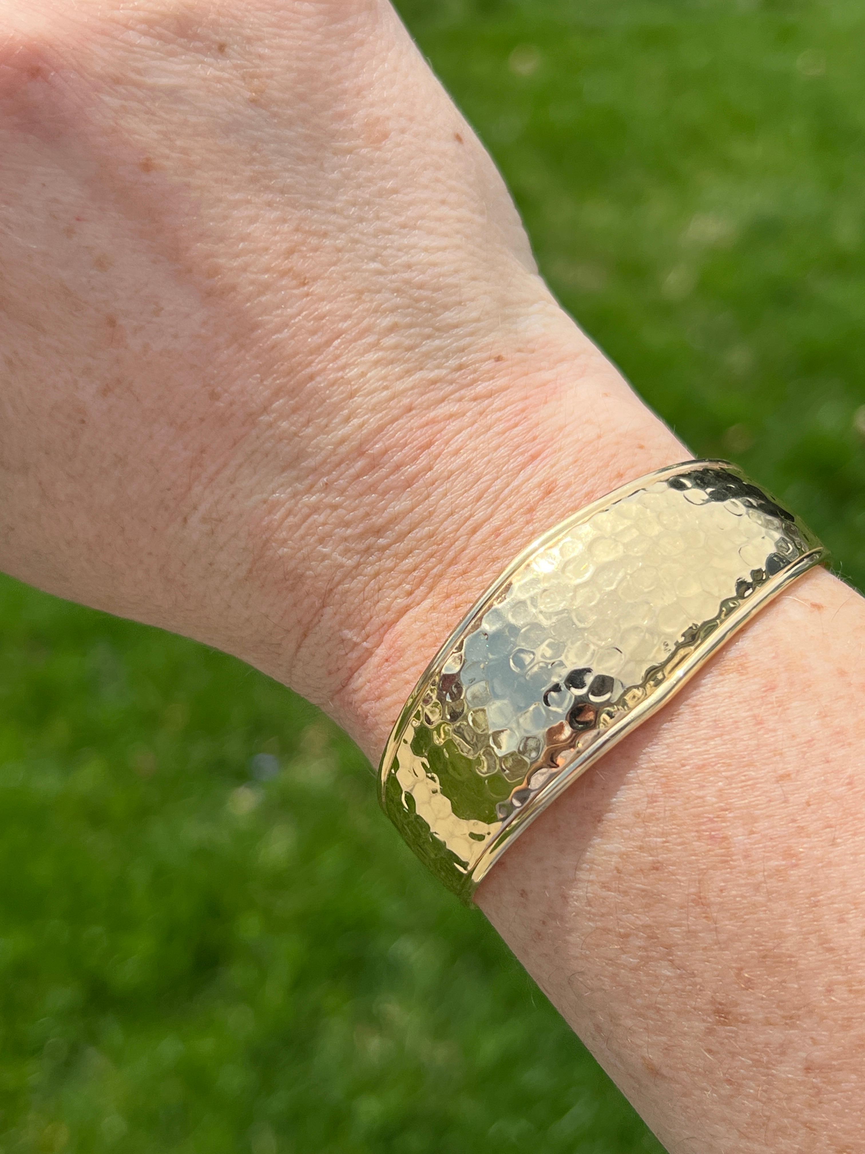 Bracelet manchette contemporain en or jaune Hammer 2