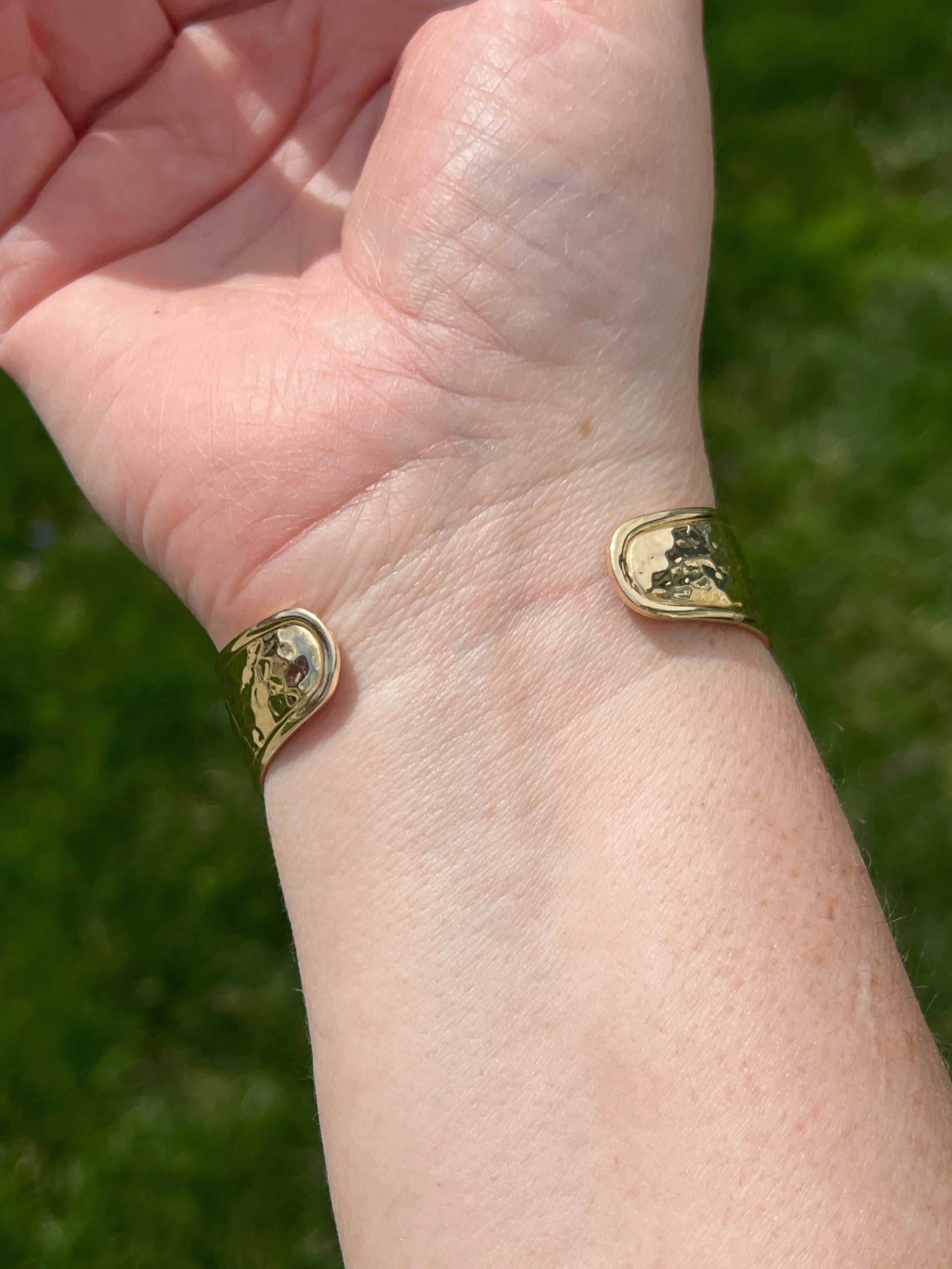 Bracelet manchette contemporain en or jaune Hammer 3