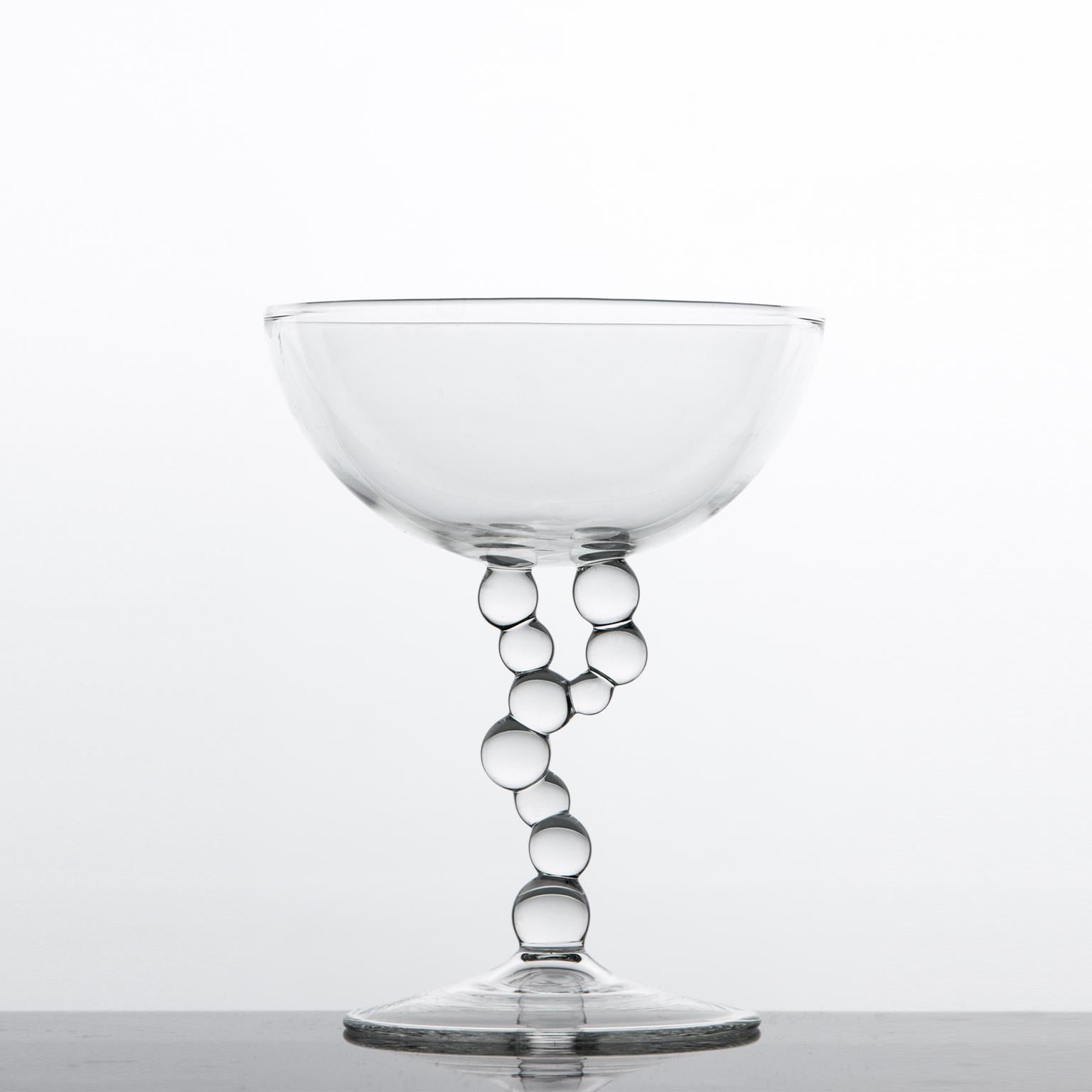 Ti presentiamo il bicchiere Alchemica Manhattan, una straordinaria creazione soffiata a mano dal talentuoso Simone Crestani. Questo squisito bicchiere è un pezzo forte dell'innovativa Collection's Alchemica, dove l'arte incontra un tocco giocoso di