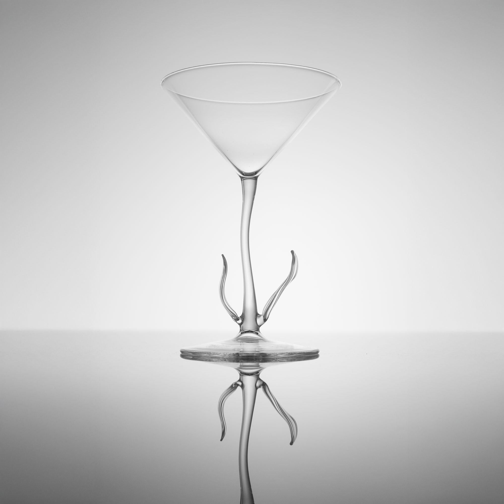 Verre à cocktail Calla - Collectional par Simone Crestani

Faisant partie de la Collection Salsa de Simone Crestani, le verre à cocktail Calla s'inspire de la forme pure et sculpturale de la fleur de calla. Soufflé à la main en verre borosilicaté,