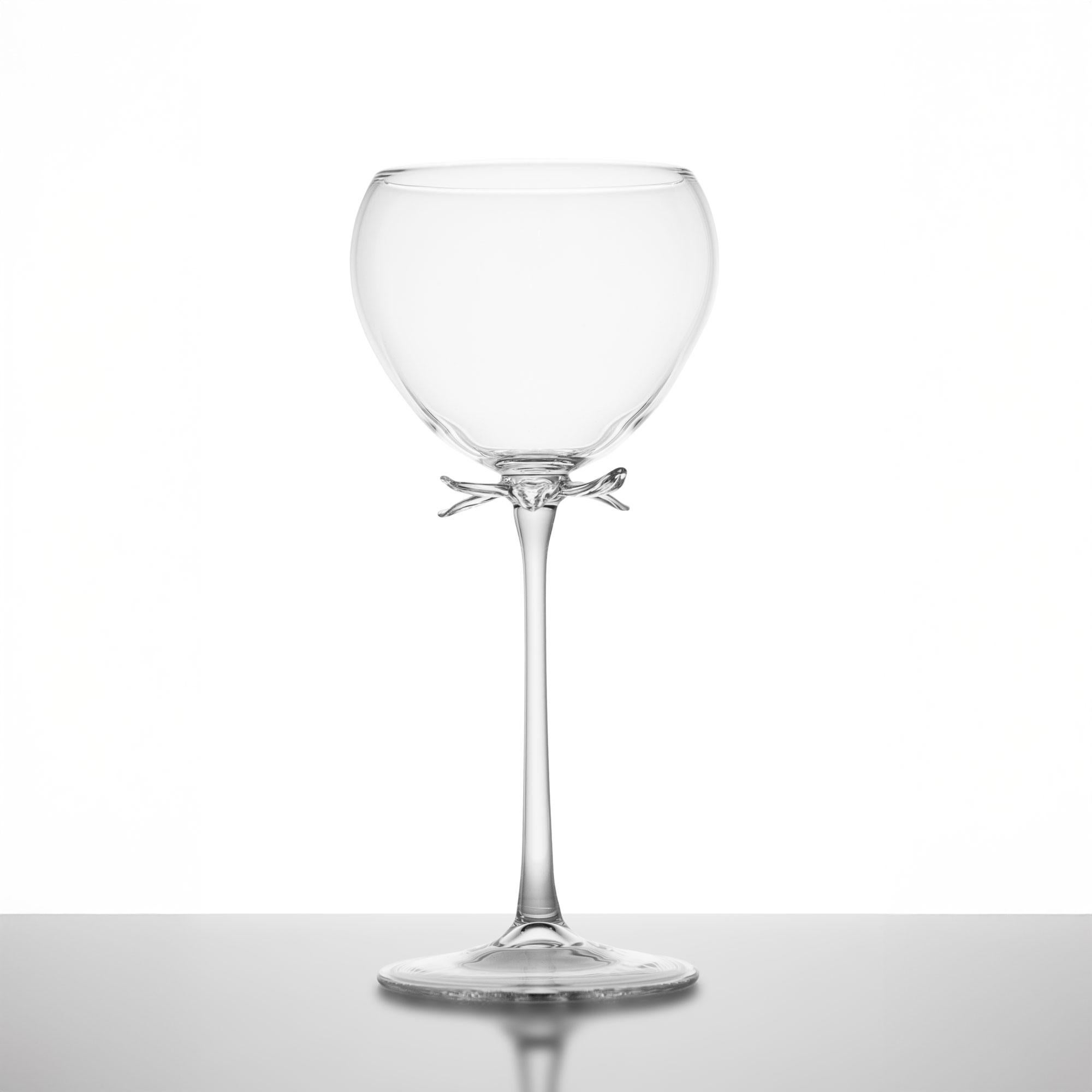 Moderno Set di bicchieri da vino fortificati soffiati a mano in stile contemporaneo Bouquet di fiori da giardino con petali in vendita