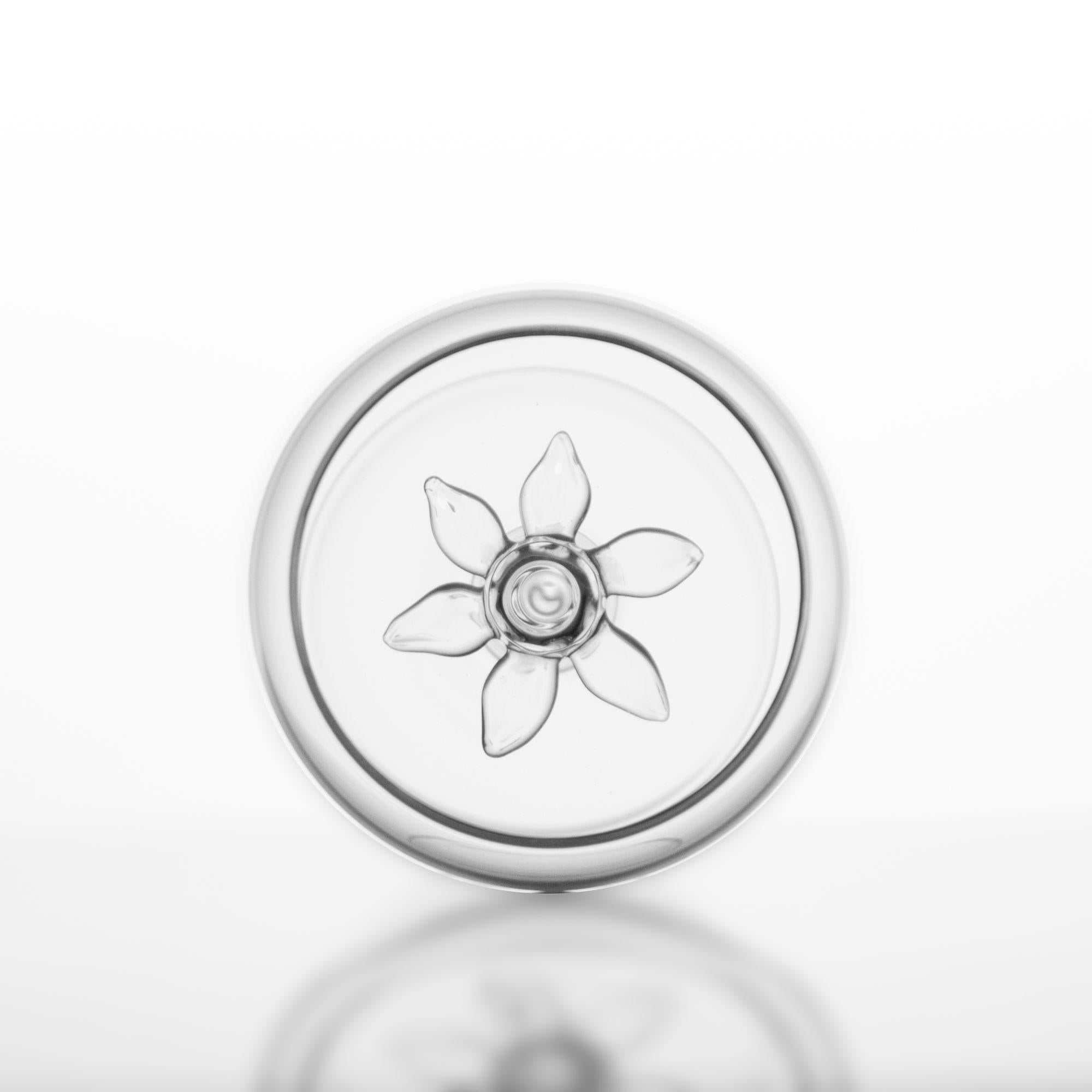 Italiano Set di bicchieri da vino fortificati soffiati a mano in stile contemporaneo Bouquet di fiori da giardino con petali in vendita