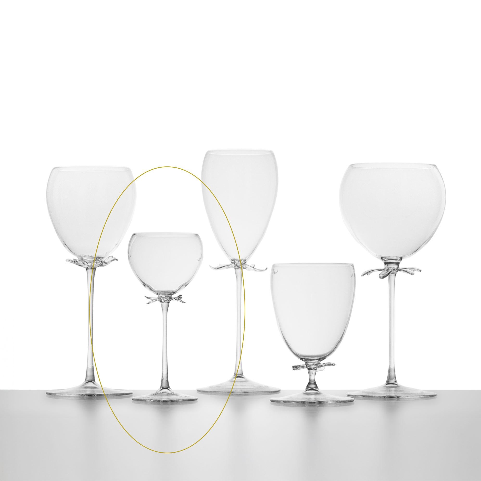 Vetro Set di bicchieri da vino fortificati soffiati a mano in stile contemporaneo Bouquet di fiori da giardino con petali in vendita