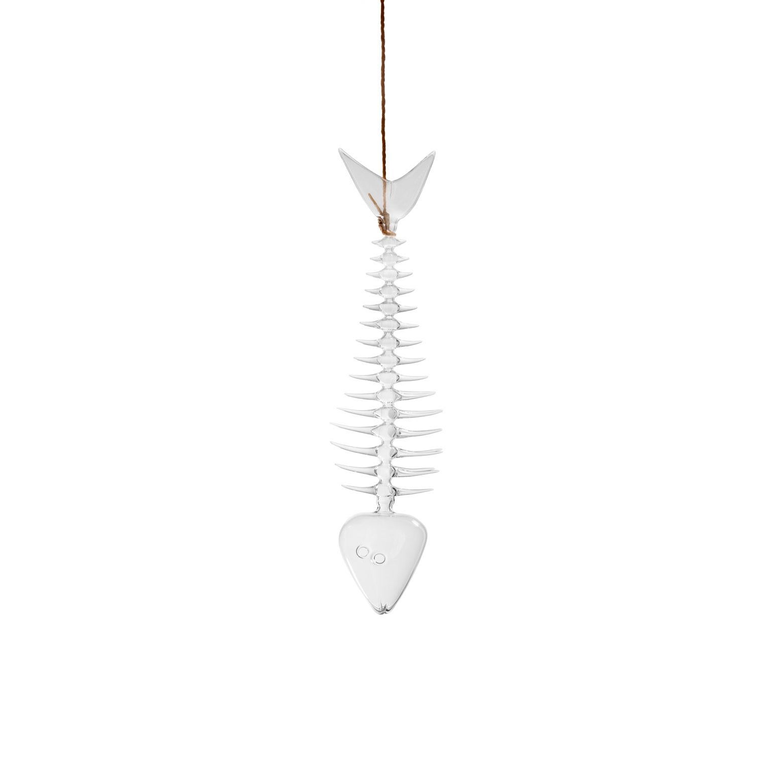 Pesce delizioso
Scultura in vetro contemporanea di Simone Crestani
Pezzo unico

In Delicious Fish, Simone Crestani reimmagina il concetto tradizionale di trofeo: non più un simbolo di morte, ma un tributo poetico alla creazione, alla conoscenza e