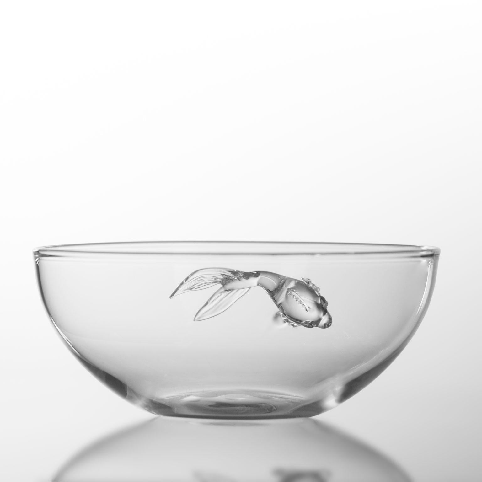 Wir stellen die Little Fish Bowl vor, eine entzückende handgefertigte Kreation der talentierten Simone Crestani. Diese bezaubernde Schale ist ein wertvolles Stück aus der skurrilen Little Animals Collection, in der die Schönheit der Natur in