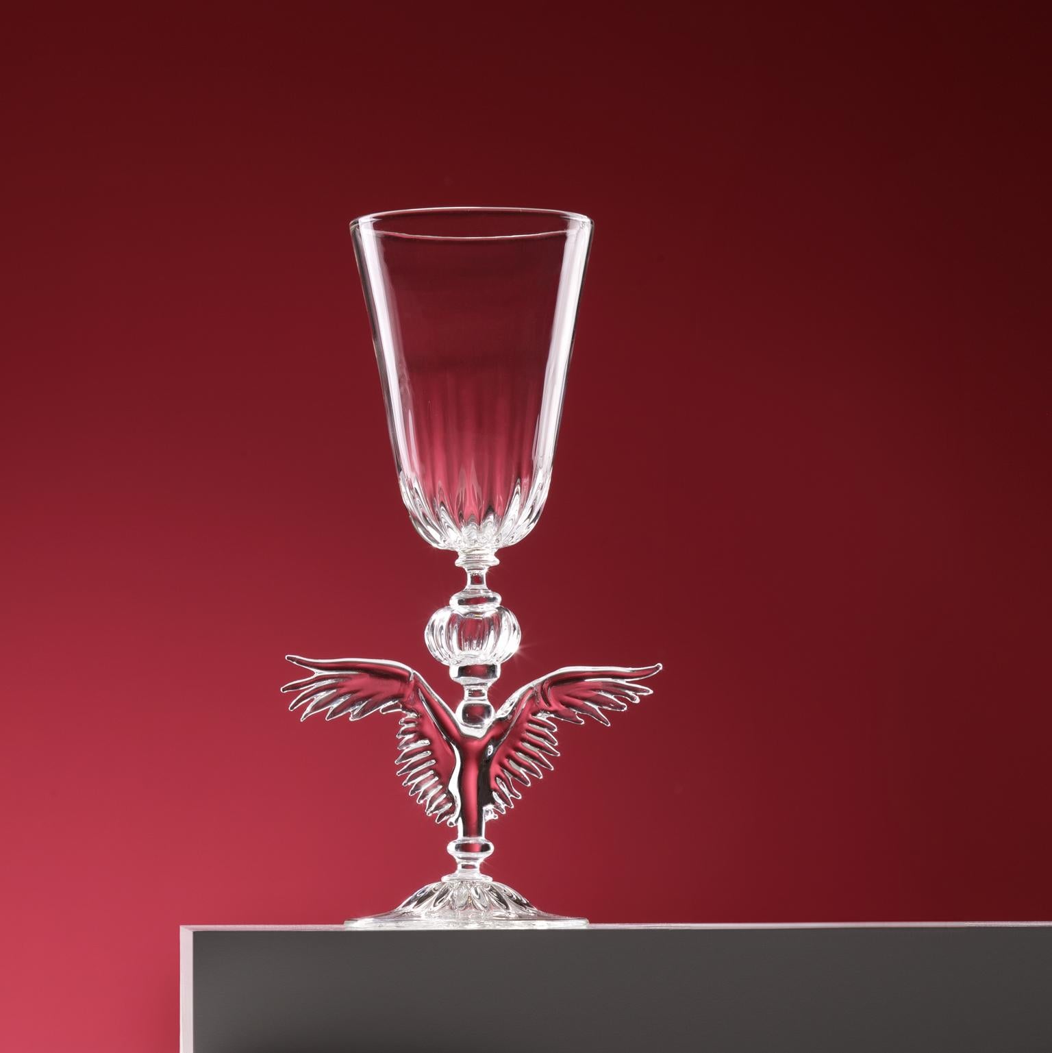 Calice di vetro soffiato a mano con stelo ornitomorfo
Opere d'arte di Simone Crestani

Questo raffinato calice dell'artista italiano Simone Crestani è soffiato a mano in vetro trasparente e si distingue per lo stelo scultoreo e ornitomorfo. Il