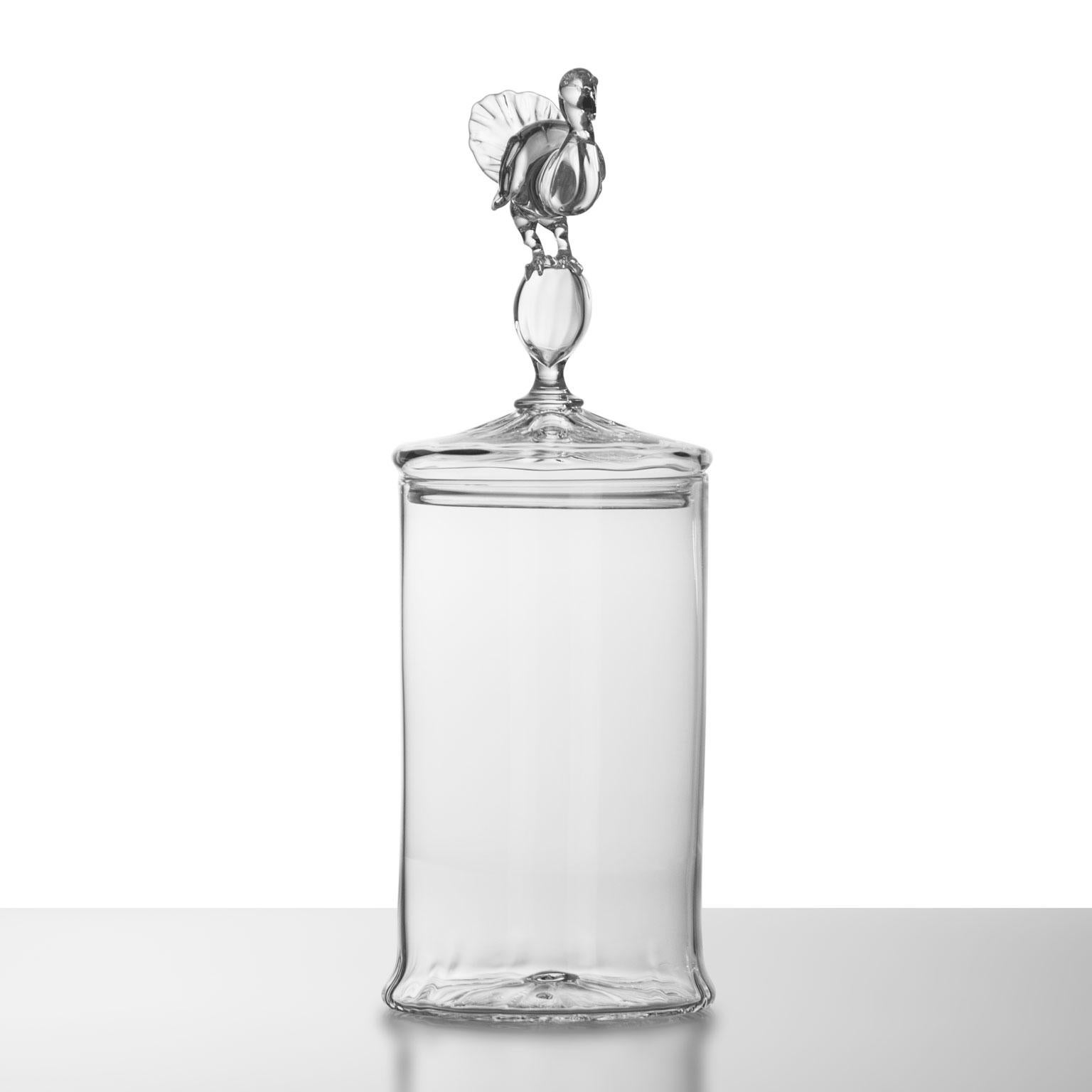 Ti presentiamo il Barattolo del Tacchino, una deliziosa creazione fatta a mano dal talentuoso Simone Crestani. Questo squisito vaso è un pezzo accattivante della collezione Little Animals, dove arte e natura si intrecciano meravigliosamente.

Il