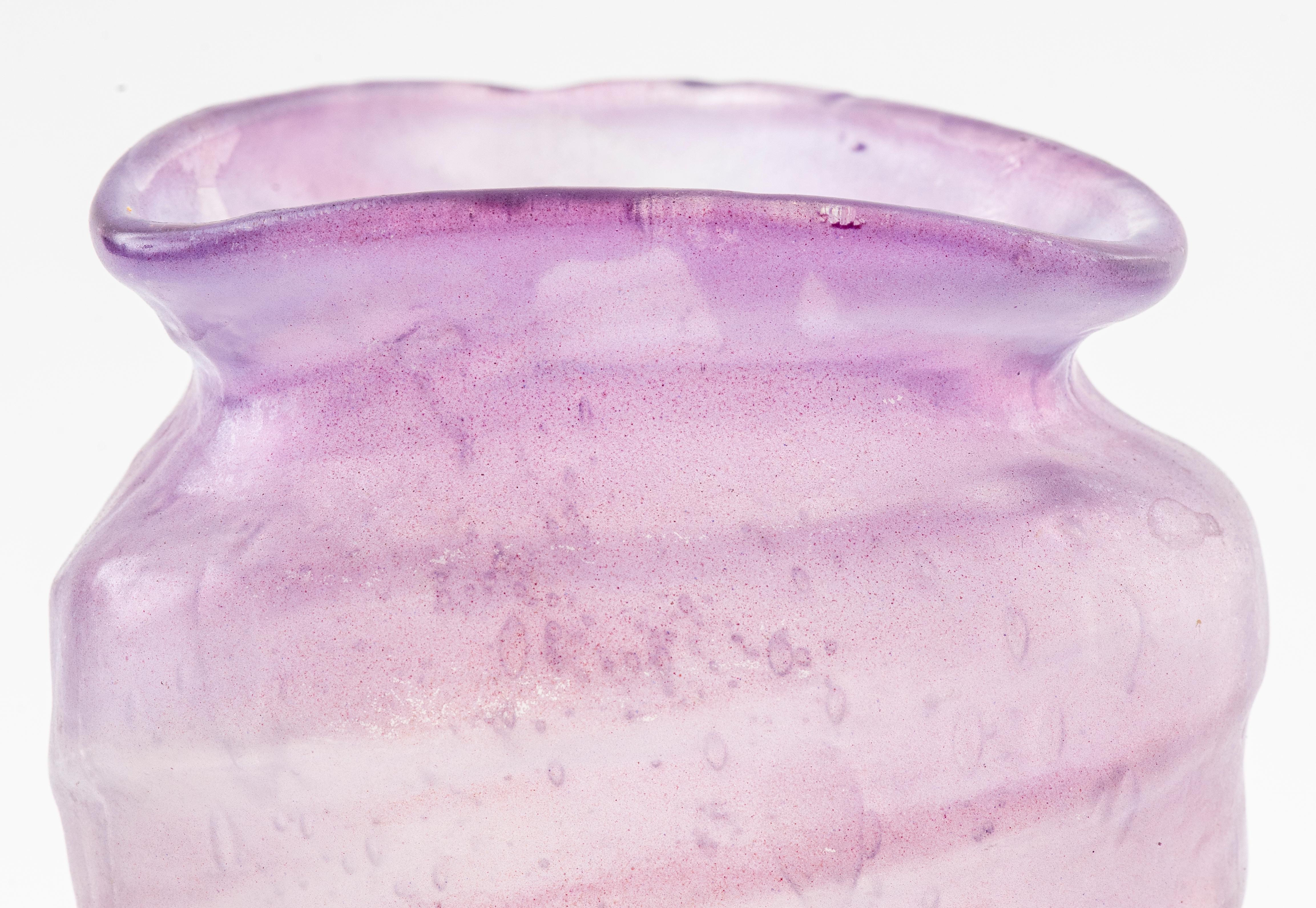 20ième siècle Vase contemporain en verre violet soufflé à la bouche en vente