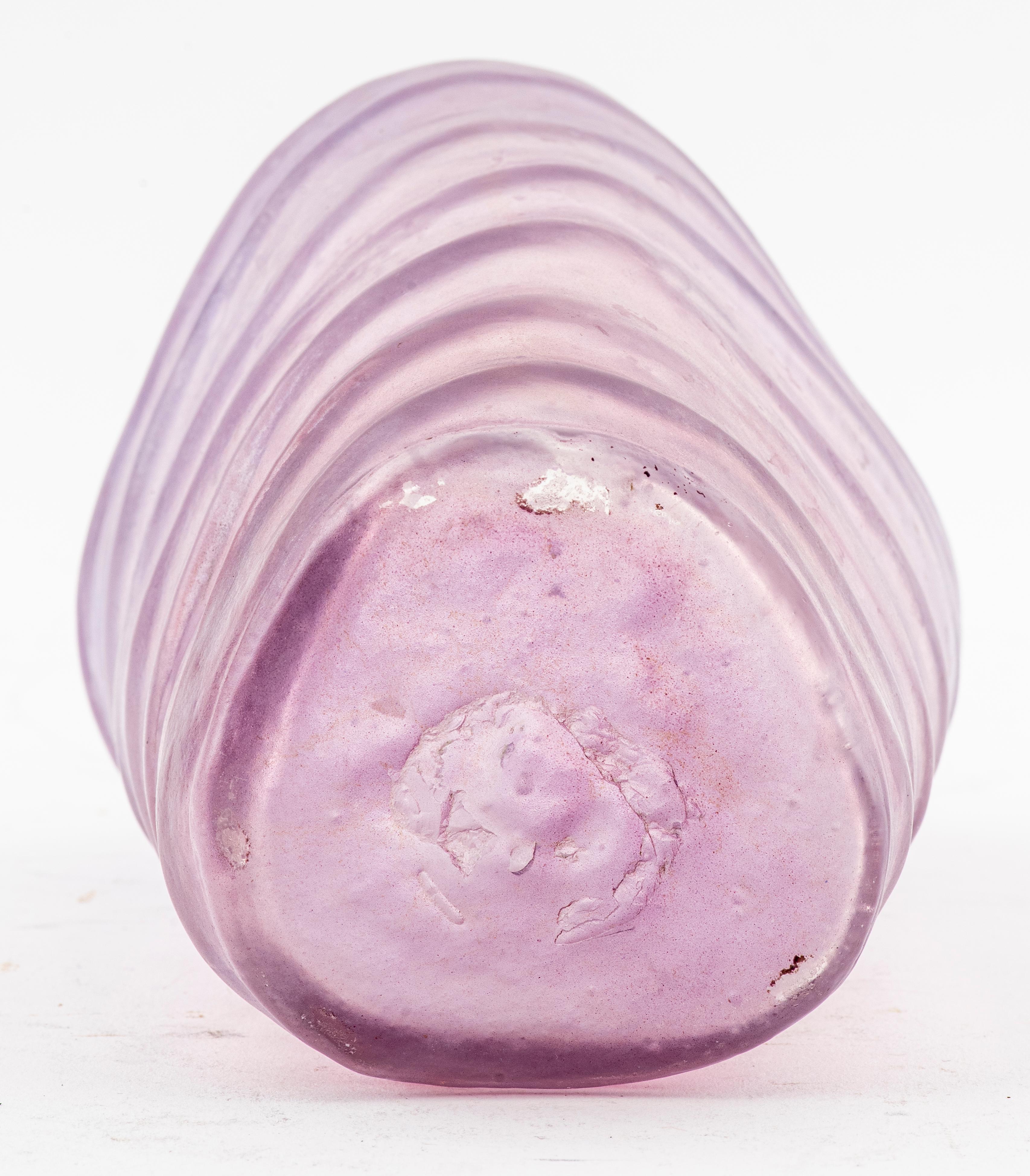 Vase contemporain en verre violet soufflé à la bouche en vente 1
