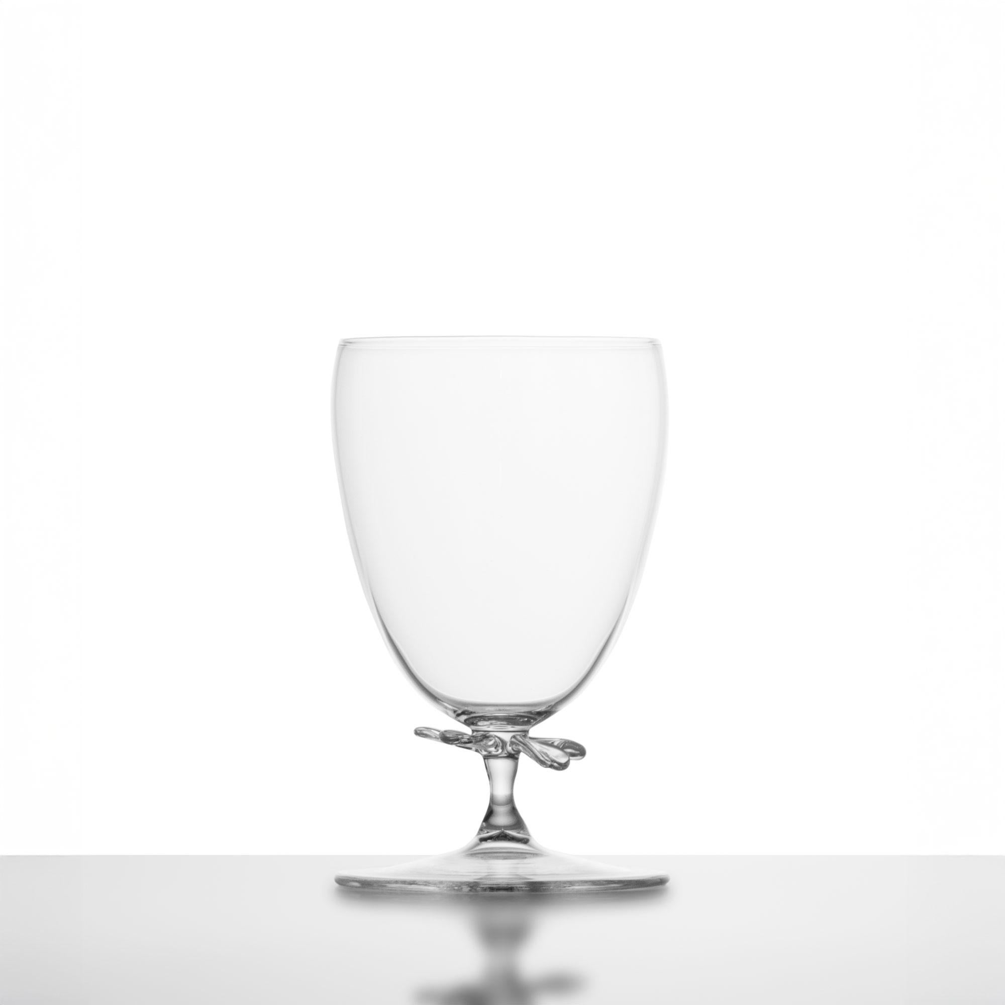 Wasserglas - Garden Collection'S von Simone Crestani

Das Wasserglas gehört zur Garden Collection'S von Simone Crestani und vervollständigt die Serie mit seiner ausgewogenen Form und seiner subtilen Eleganz. Sie ist aus Borosilikatglas mundgeblasen