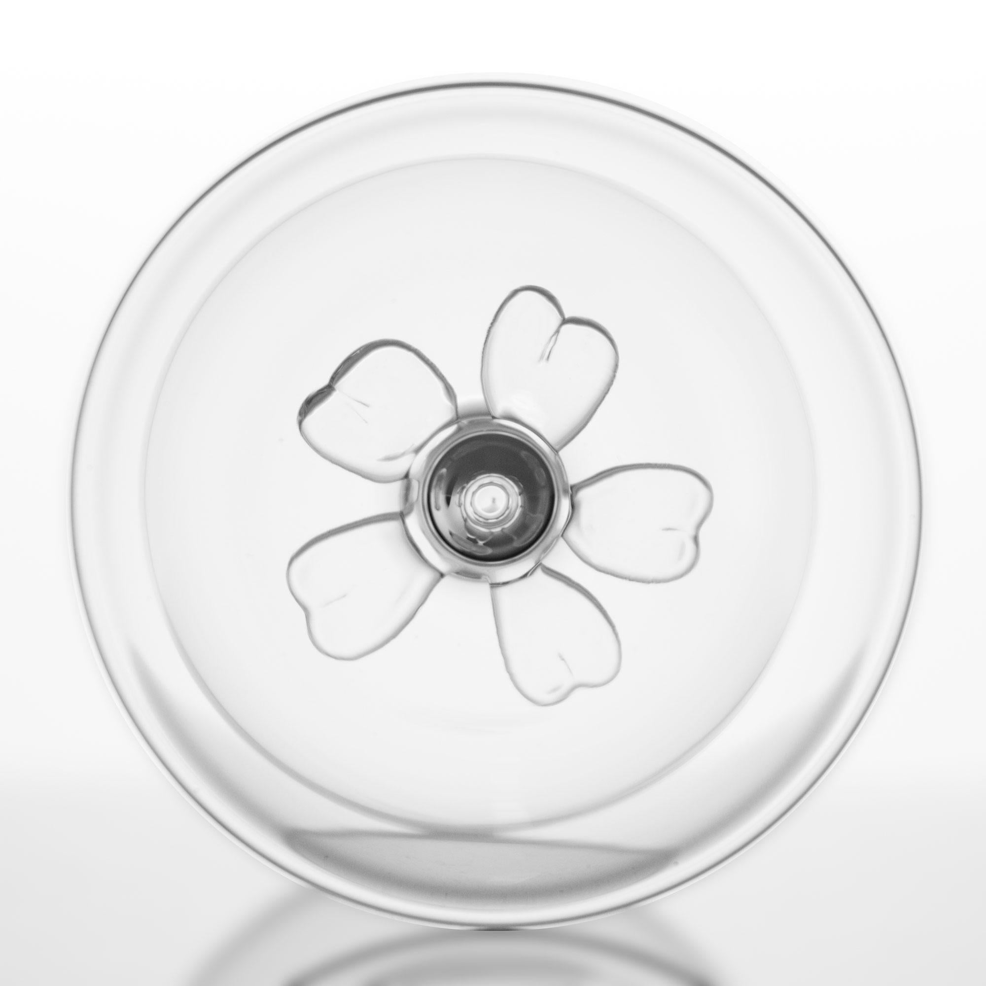 Zeitgenössisches Set mundgeblasener Wassergläser Gartenblumenstrauß Blütenblätter Natur (Moderne) im Angebot