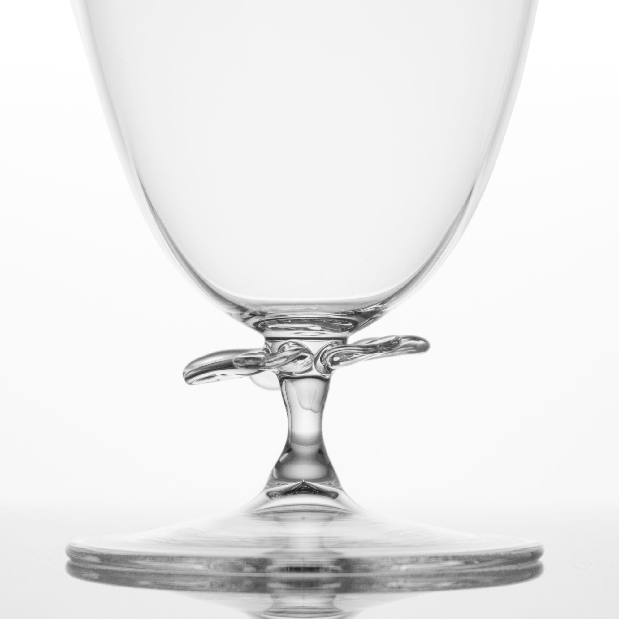 Zeitgenössisches Set mundgeblasener Wassergläser Gartenblumenstrauß Blütenblätter Natur (Italienisch) im Angebot