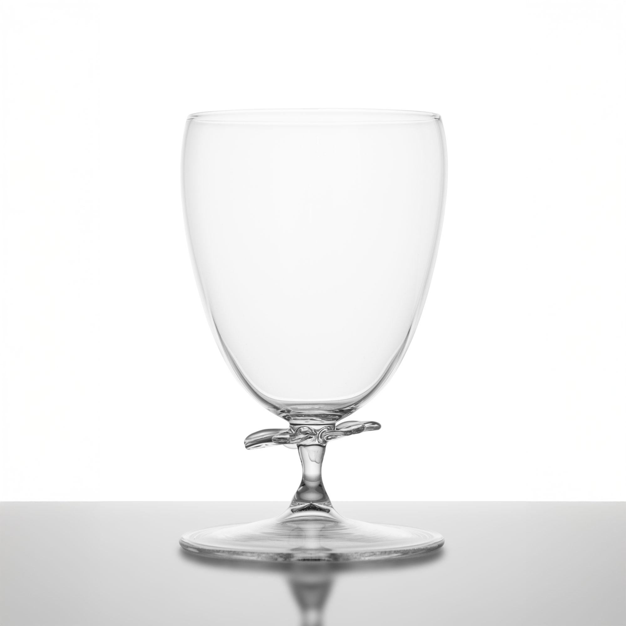 Zeitgenössisches Set mundgeblasener Wassergläser Gartenblumenstrauß Blütenblätter Natur (Sonstiges) im Angebot