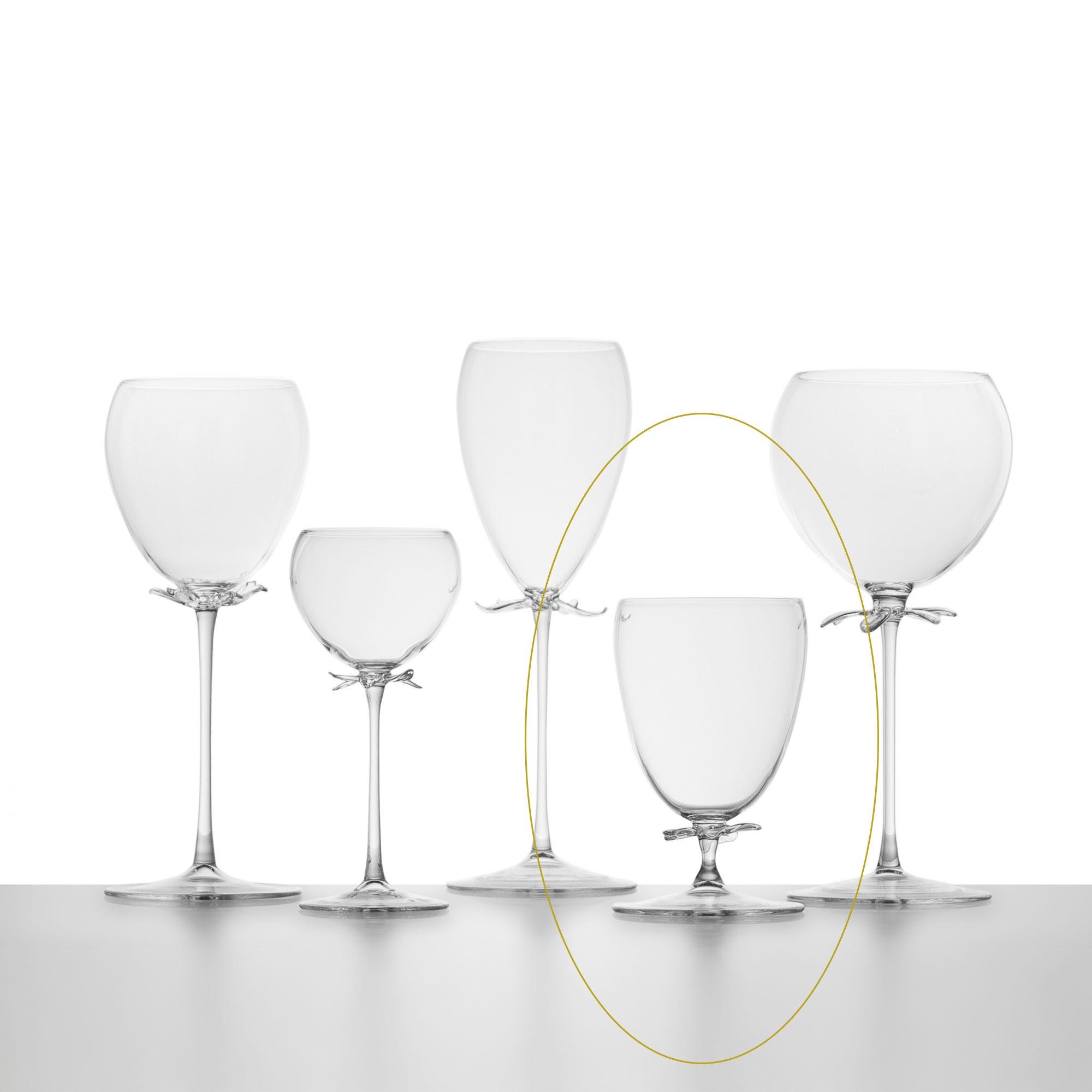 Zeitgenössisches Set mundgeblasener Wassergläser Gartenblumenstrauß Blütenblätter Natur im Angebot 1