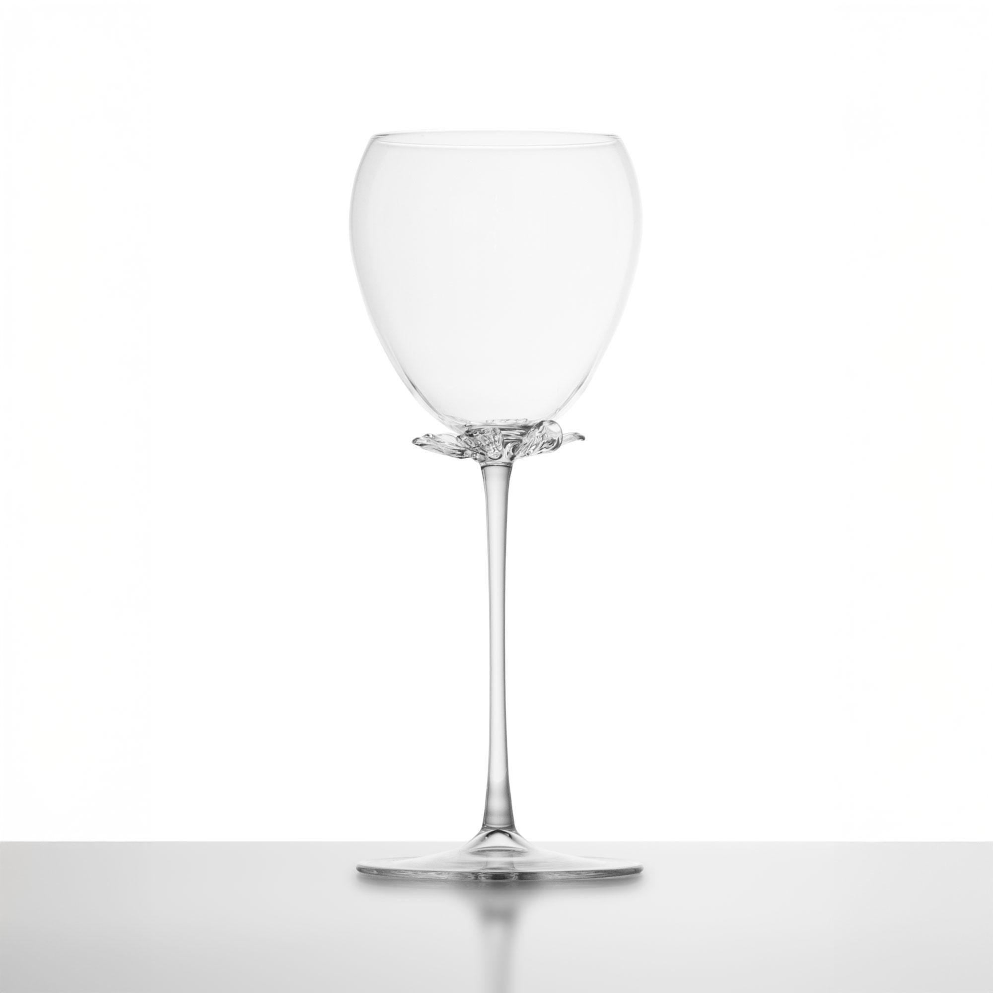 Zeitgenössisches mundgeblasenes Weißweinglas Gartenblumenstrauß Blütenblätter Natur (Moderne) im Angebot