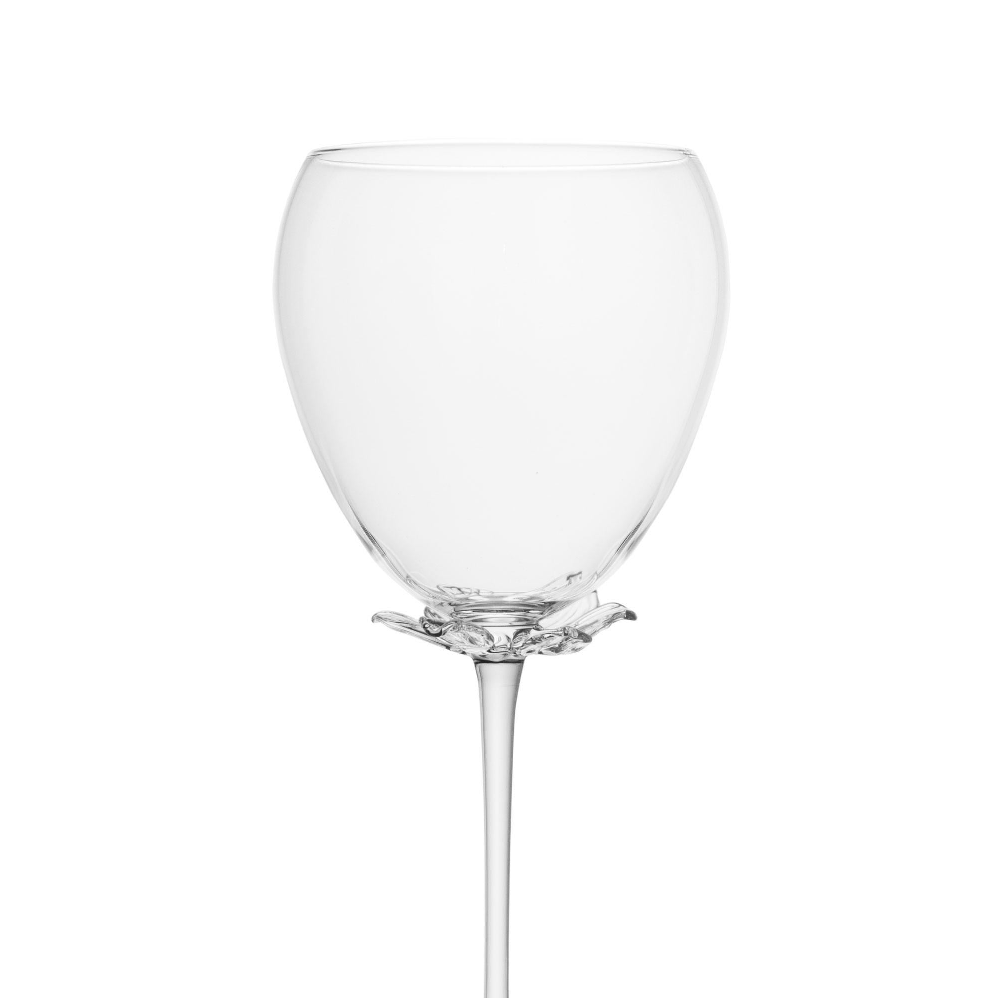 Zeitgenössisches mundgeblasenes Weißweinglas Gartenblumenstrauß Blütenblätter Natur (Italienisch) im Angebot