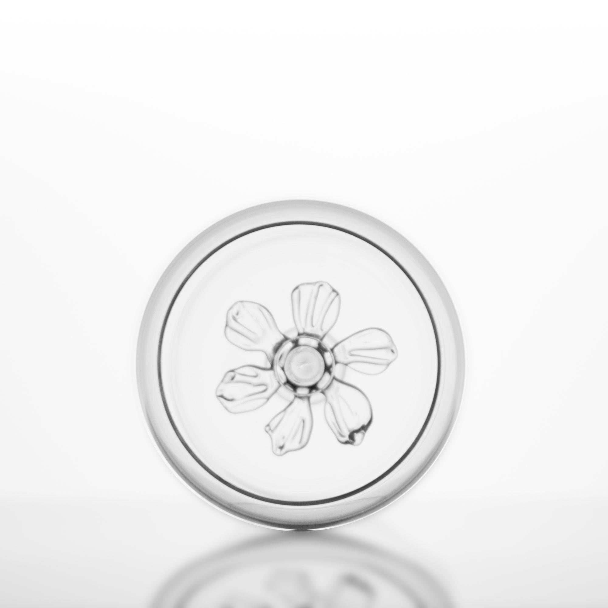 Zeitgenössisches mundgeblasenes Weißweinglas Gartenblumenstrauß Blütenblätter Natur (Sonstiges) im Angebot