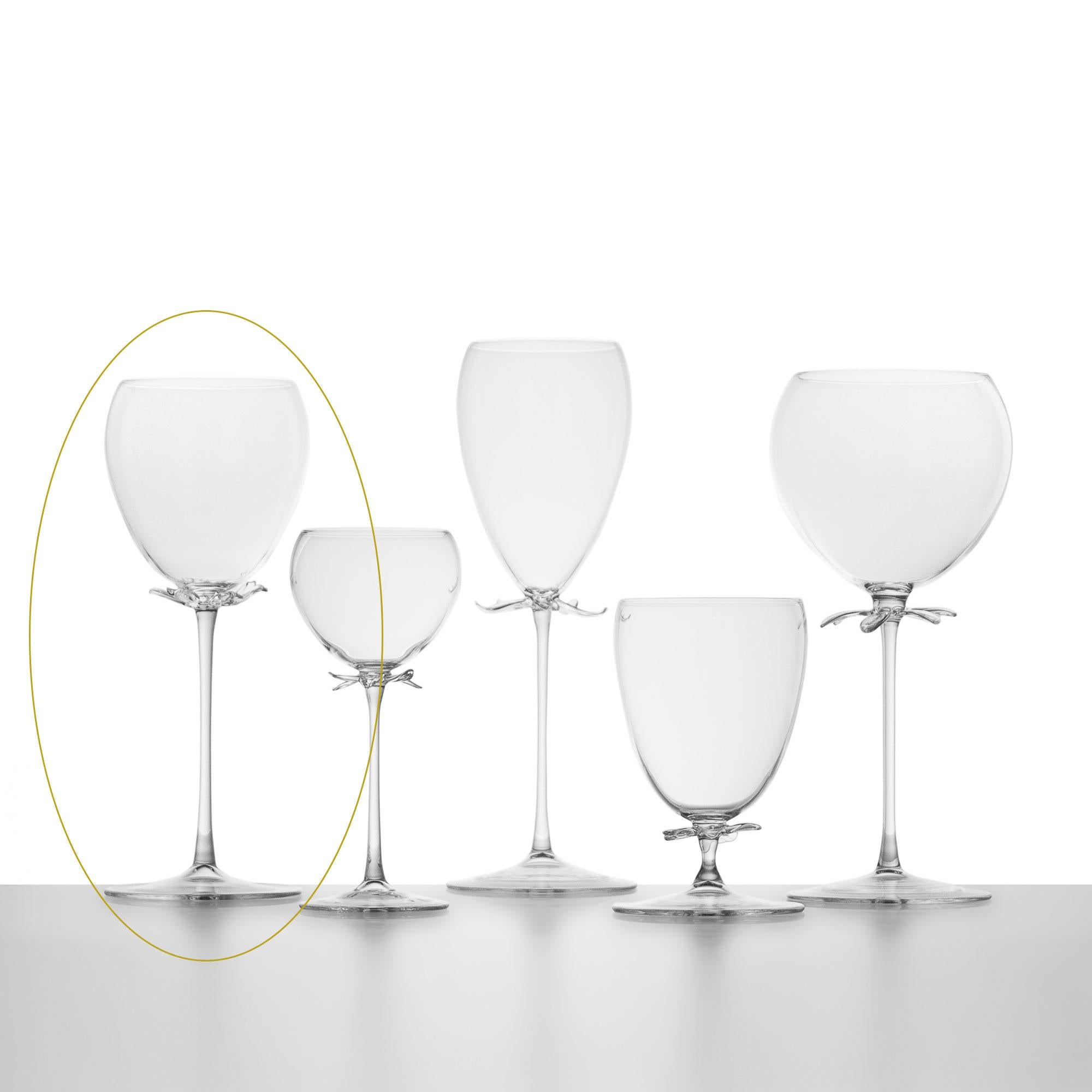 Zeitgenössisches mundgeblasenes Weißweinglas Gartenblumenstrauß Blütenblätter Natur (21. Jahrhundert und zeitgenössisch) im Angebot