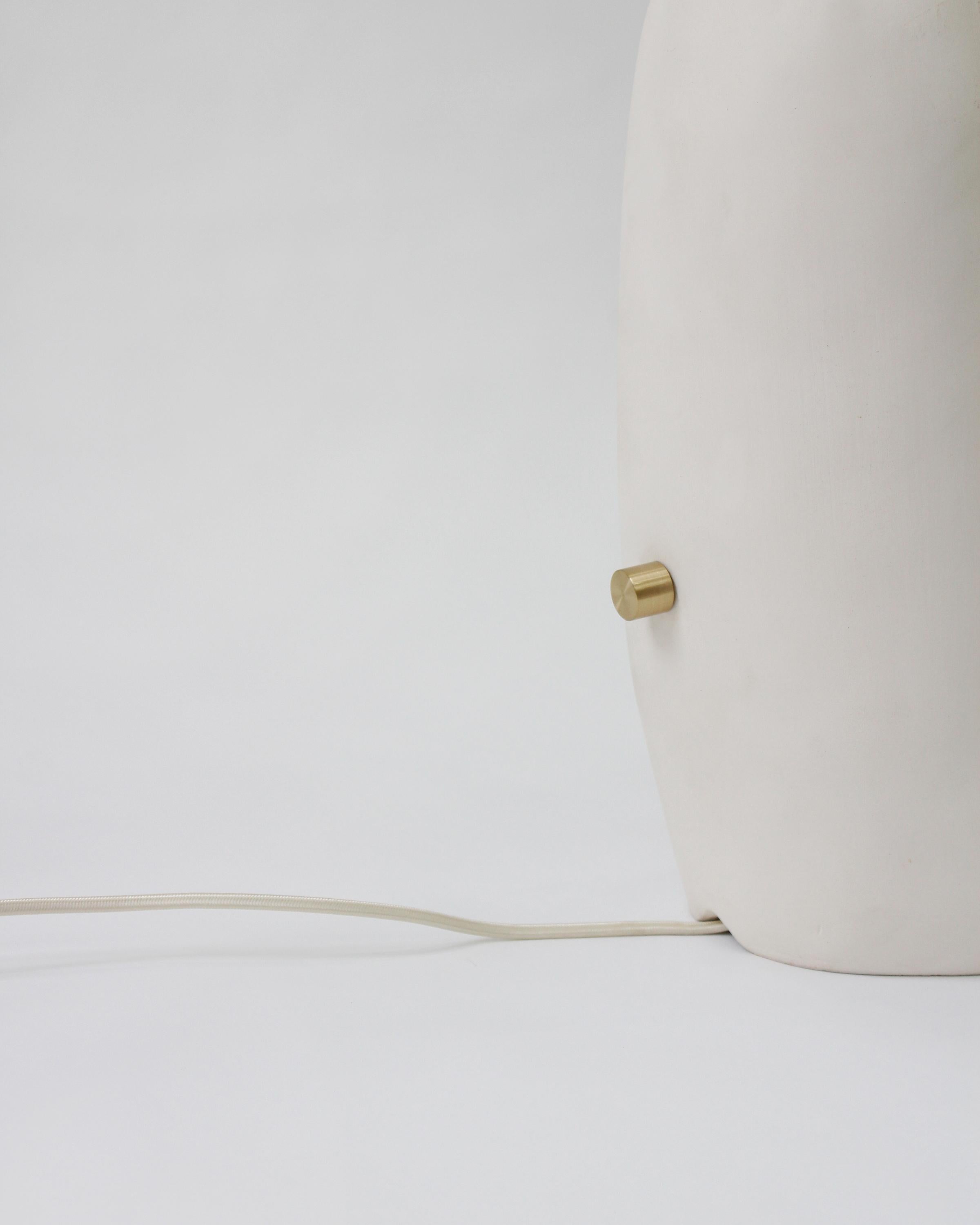 Contemporary Hand-Built Oo Lampe mit Keramiksockel, Elfenbeinweiß, Medium (amerikanisch) im Angebot