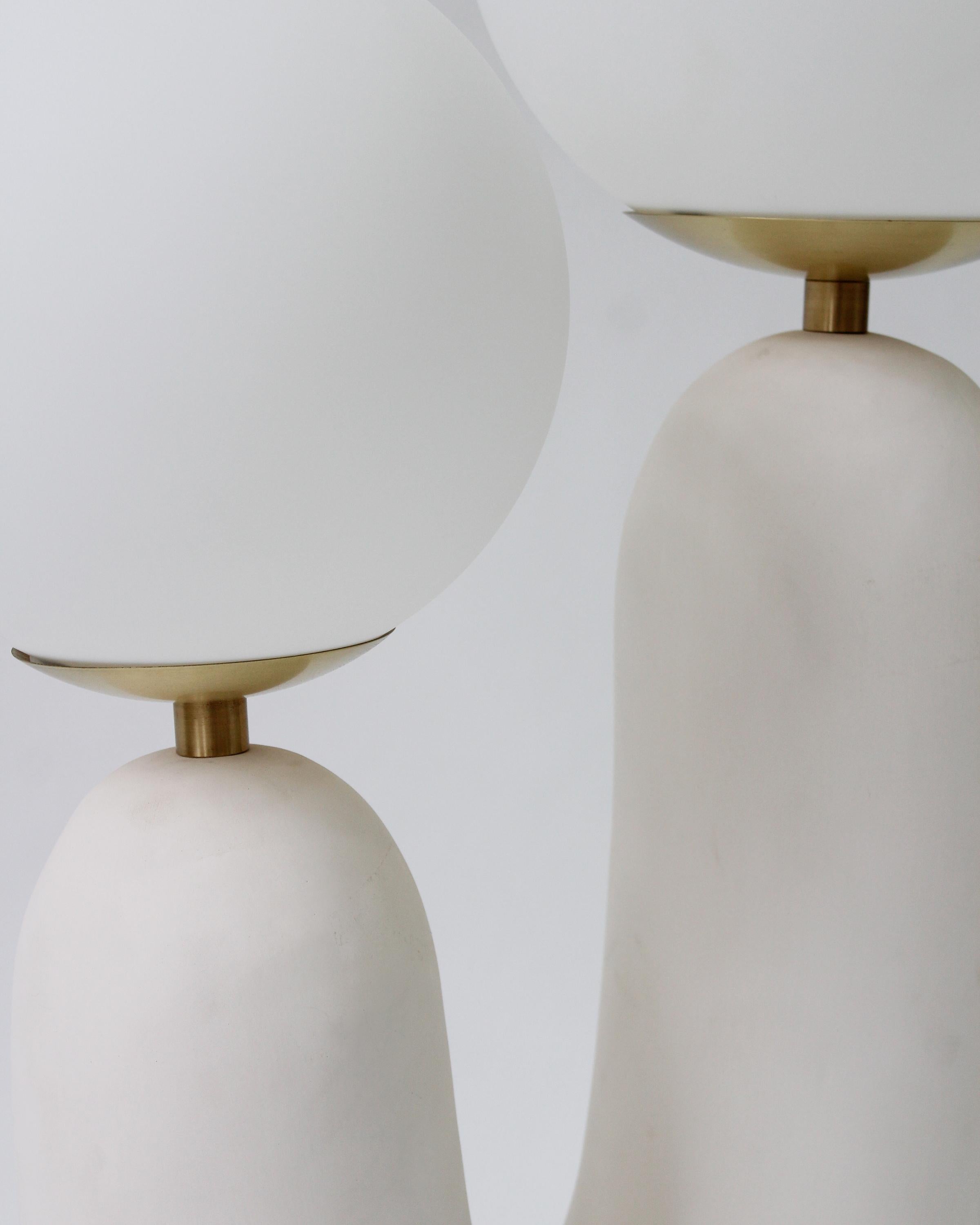 Zeitgenössische handgefertigte Oo-Lampe mit Keramiksockel:: elfenbeinweiß:: mittel (Gebürstet) im Angebot