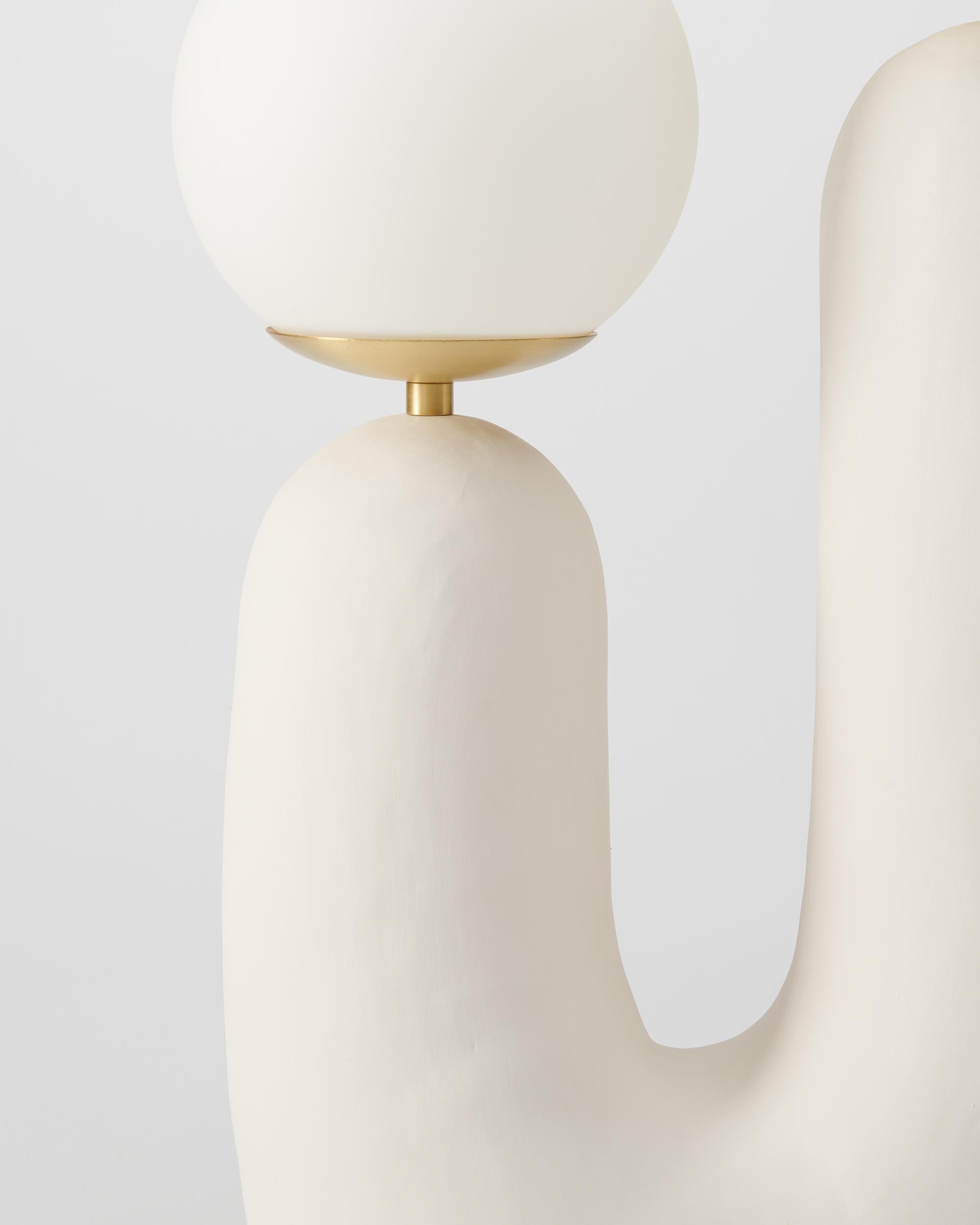 Zeitgenössische handgefertigte Oo-Lampe mit Keramiksockel:: elfenbeinweiß:: mittel (Glas) im Angebot