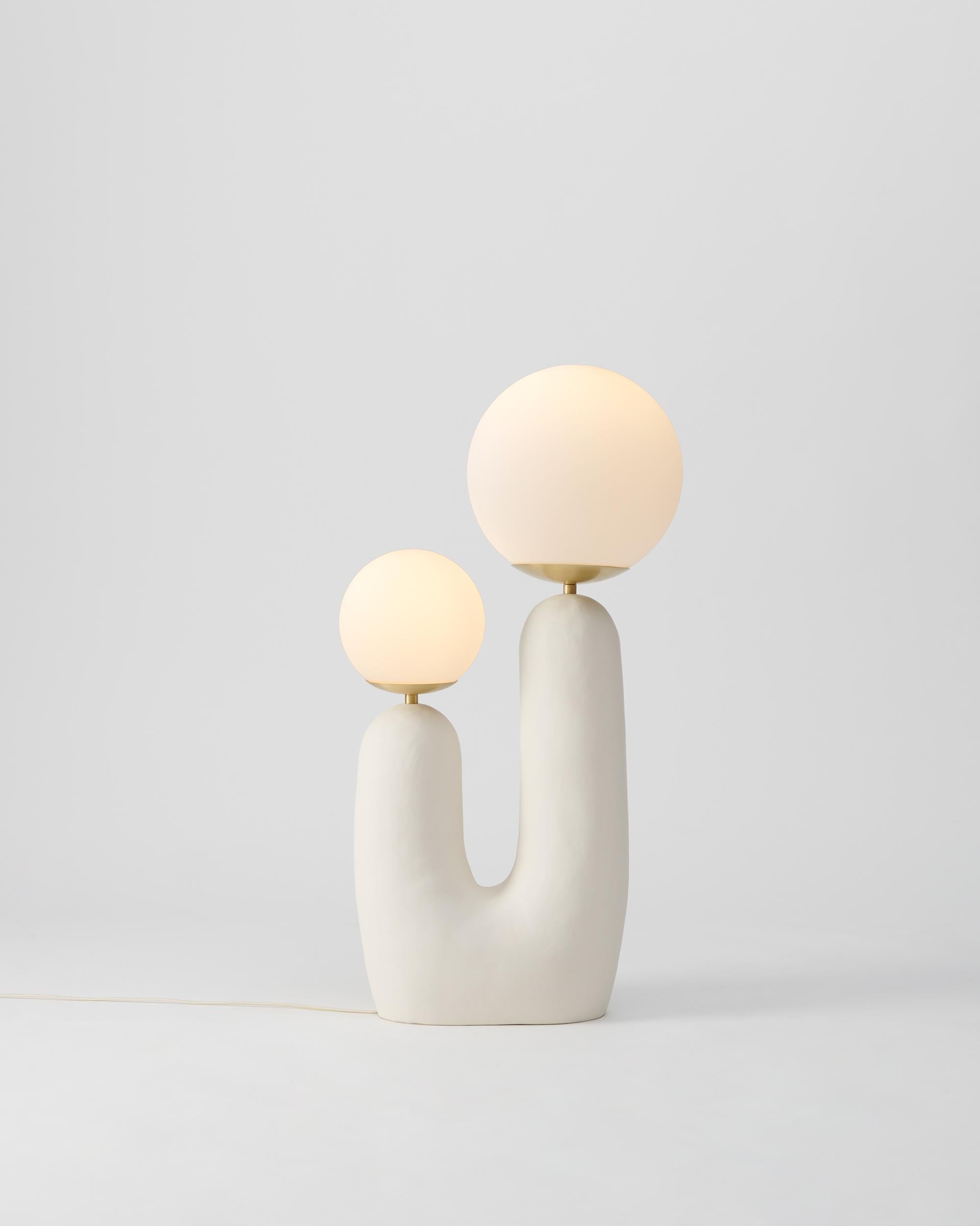 Zeitgenössische handgefertigte Oo-Lampe mit Keramiksockel:: elfenbeinweiß:: mittel im Angebot 1