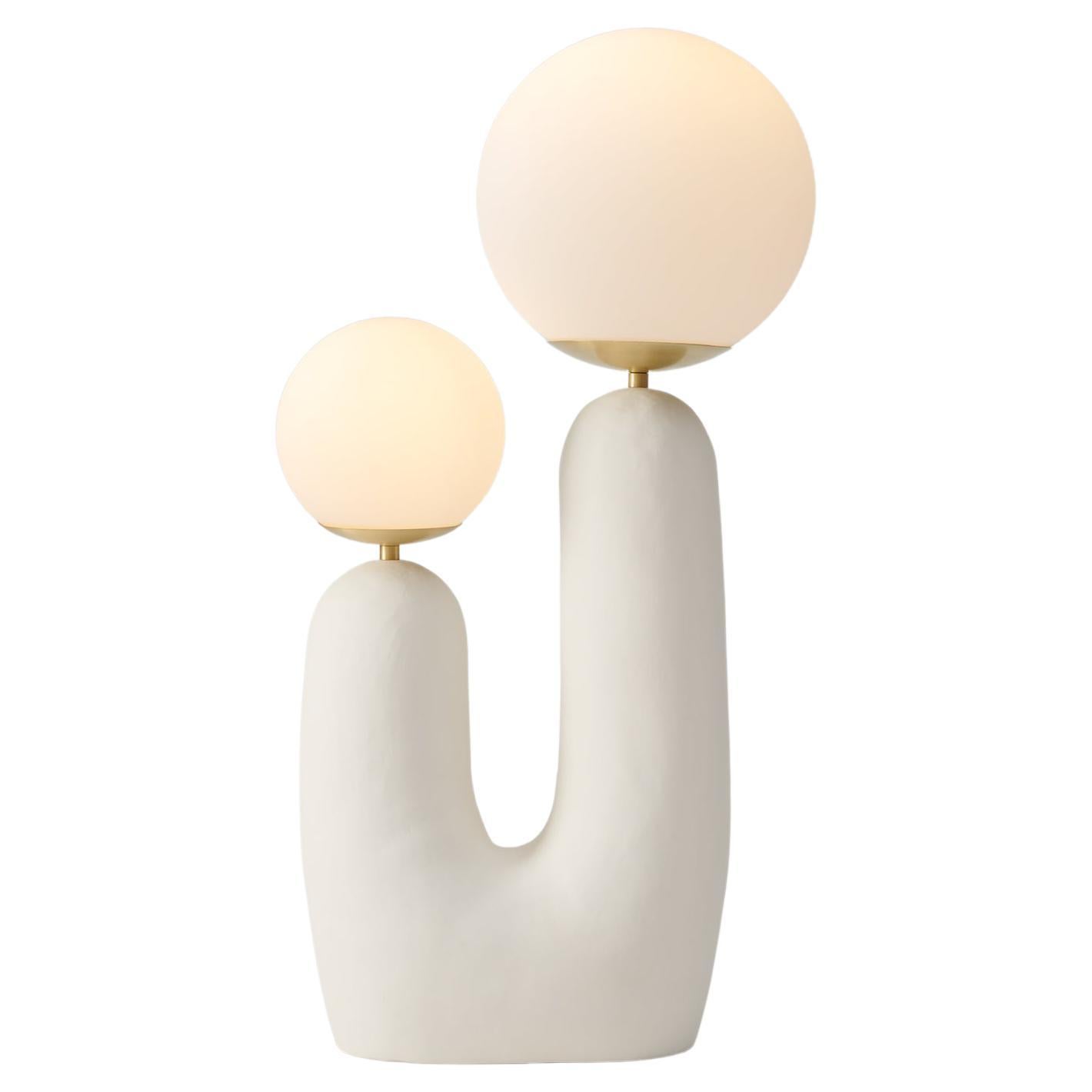 Zeitgenössische handgefertigte Oo-Lampe mit Keramiksockel:: elfenbeinweiß:: mittel im Angebot