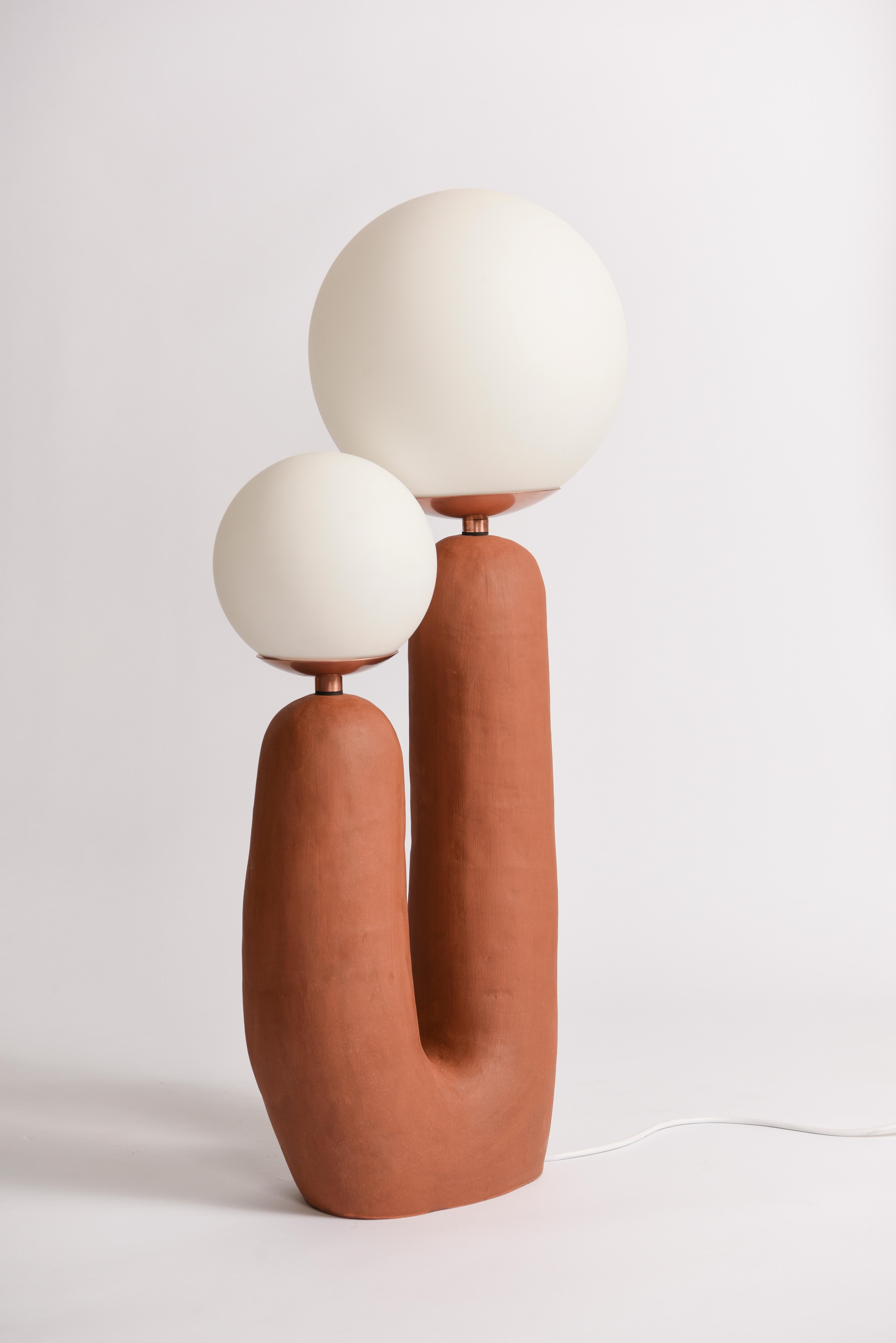 Als Teil der First Hand Collection debütierten die Oo Lamps auf der International Contemporary Furniture Fair 2018, wo Eny Lee Parker als bester aufstrebender Designer ausgezeichnet wurde.
Dieser Keramiksockel ist handgefertigt und mit Kupferdetails