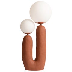 Zeitgenössische handgefertigte Keramik-Sockel-Lampe Oo, Terrakotta, Medium