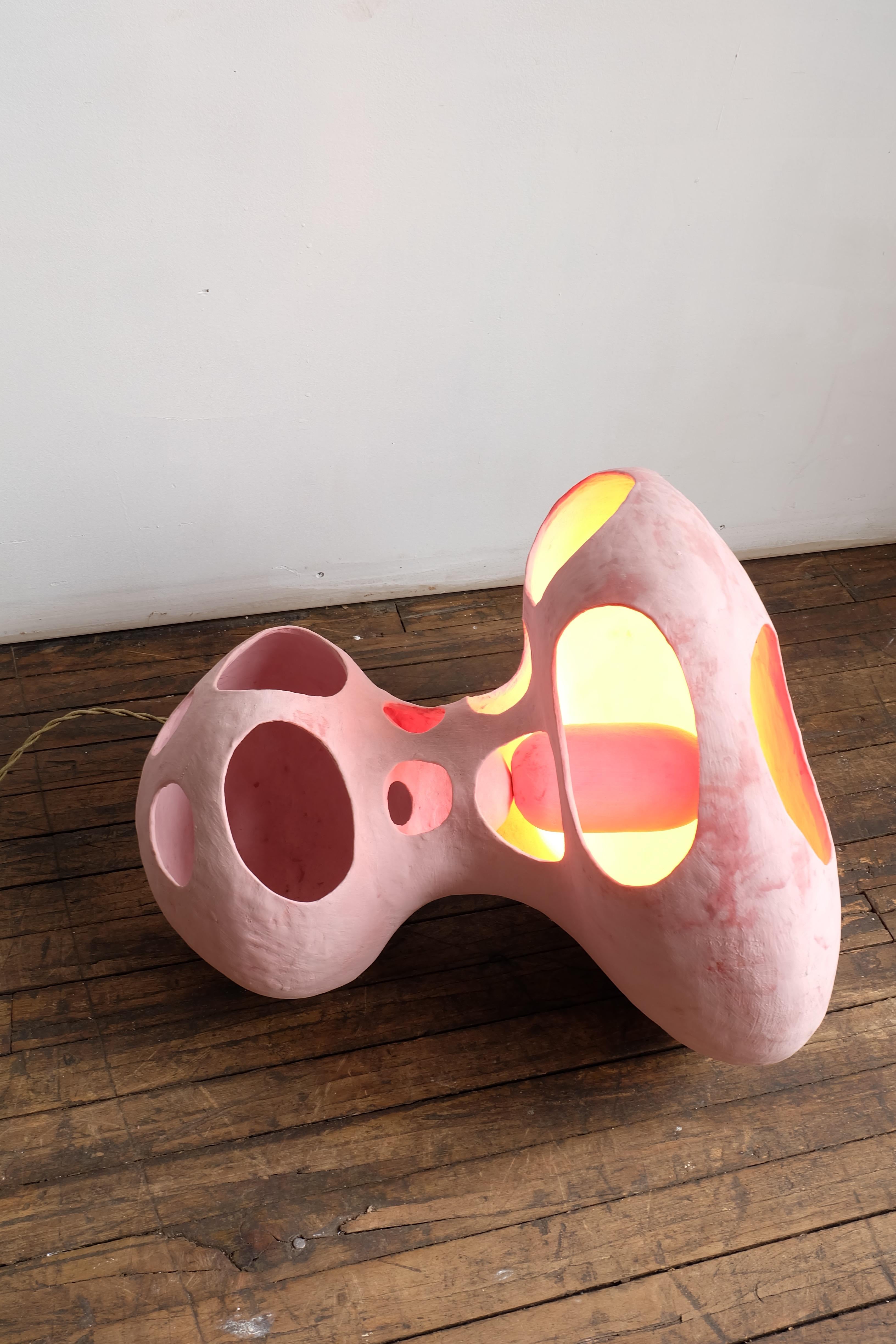 Lampadaire sculptural contemporain en céramique émaillée rose mat, fait à la main en vente 2