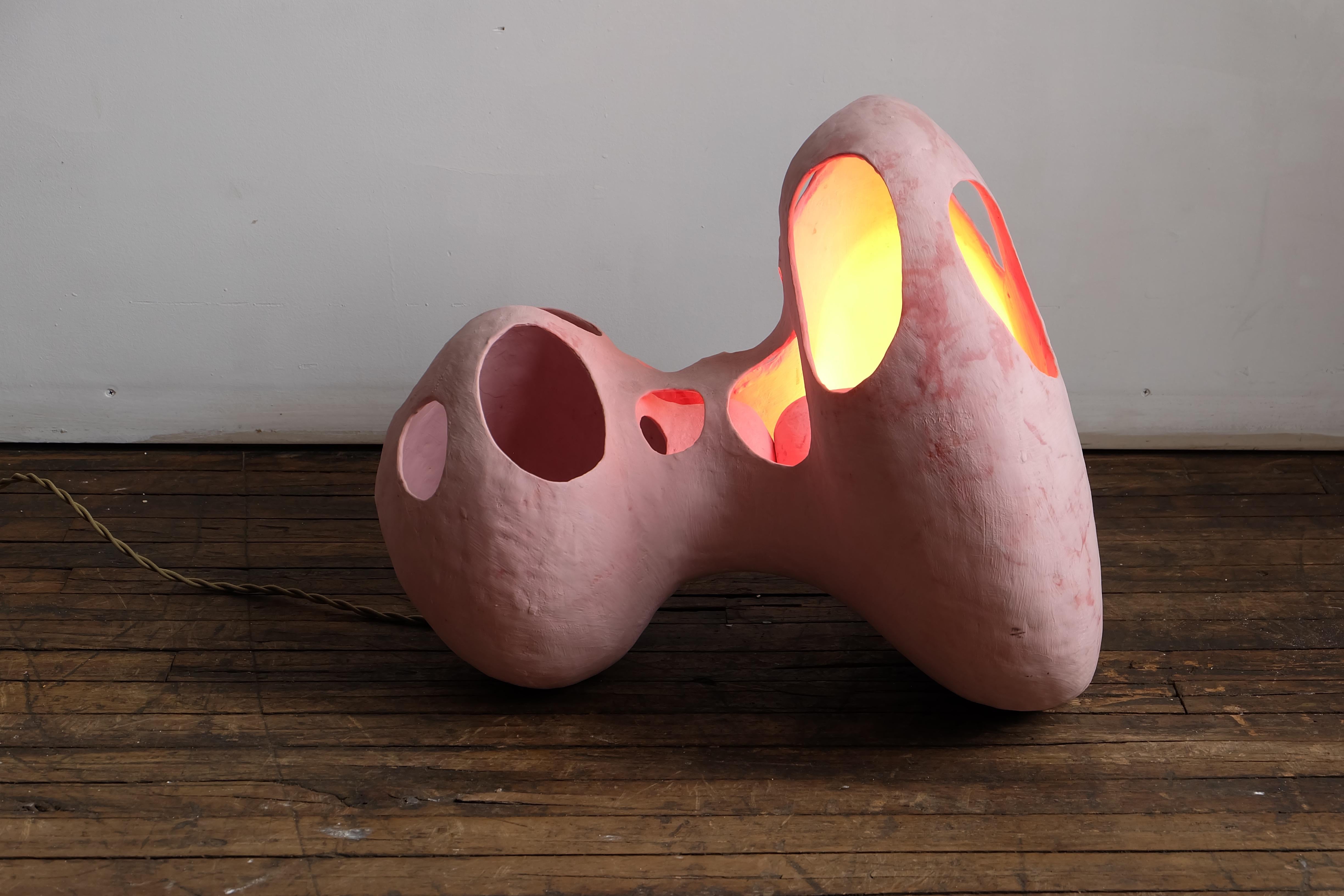 Contemporary Hand-Built Matte Pink Skulpturale Glasierte Keramik Spore Stehlampe (Moderne) im Angebot