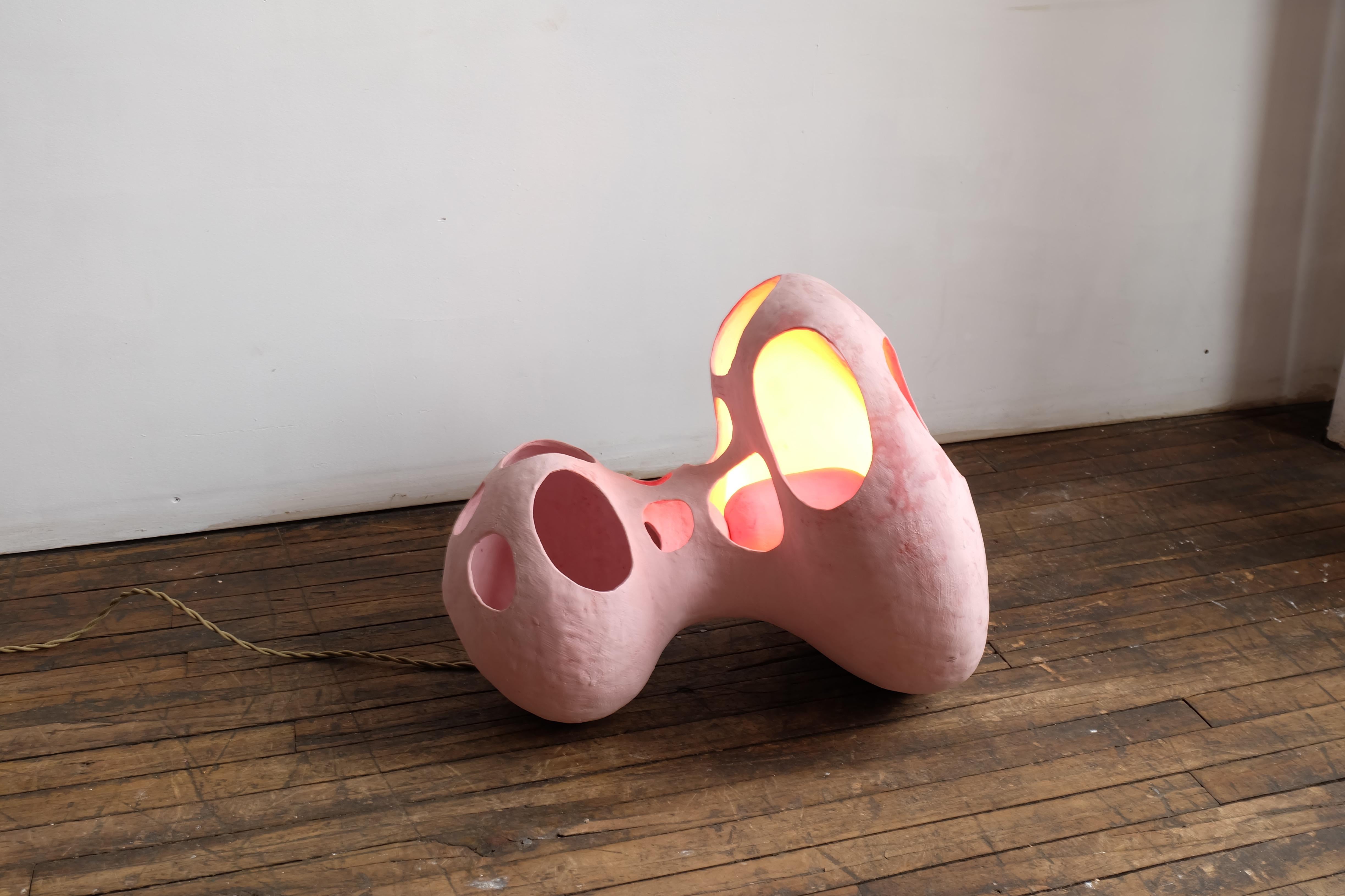 Contemporary Hand-Built Matte Pink Skulpturale Glasierte Keramik Spore Stehlampe (Nordamerikanisch) im Angebot
