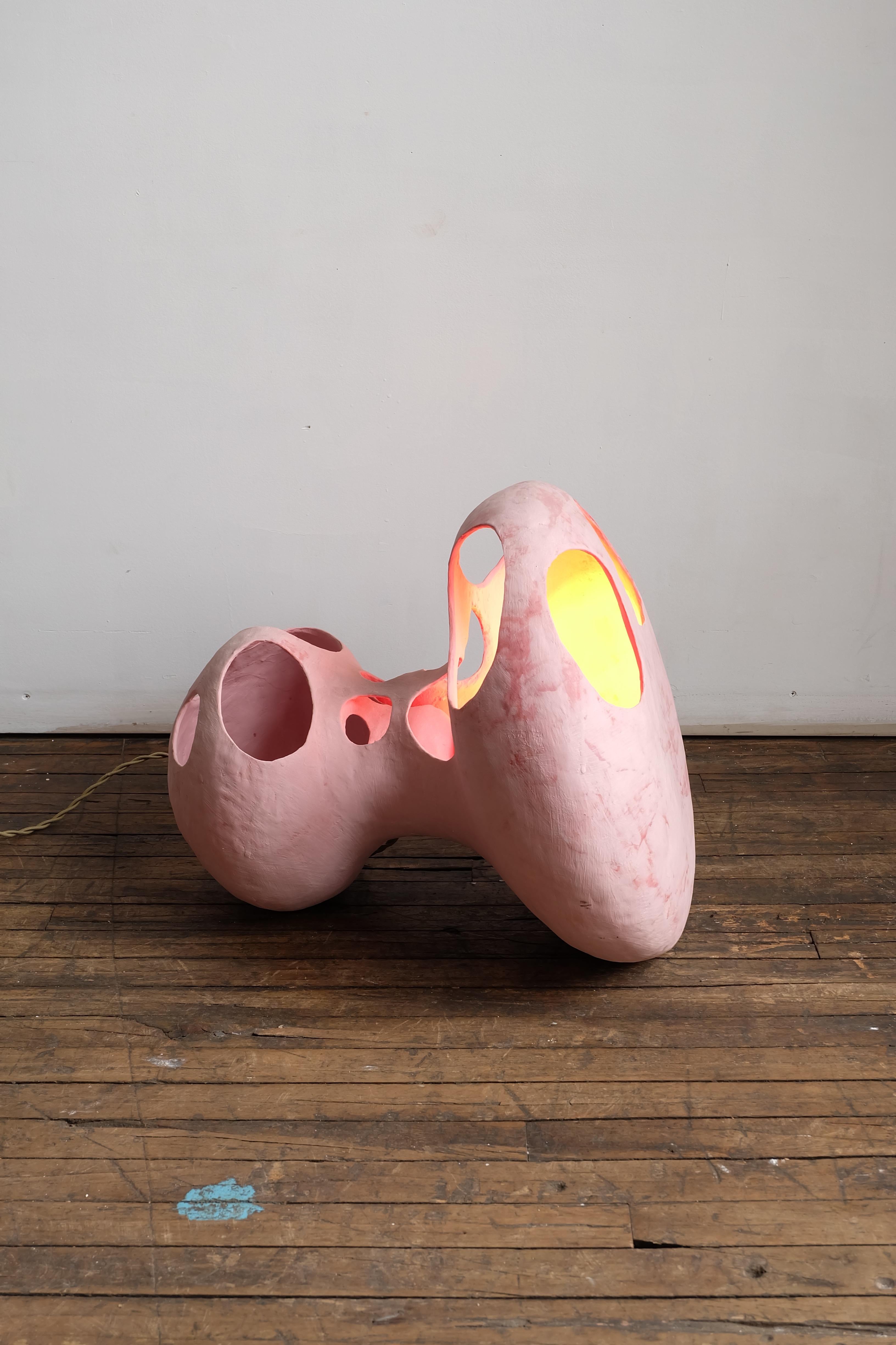 Lampadaire sculptural contemporain en céramique émaillée rose mat, fait à la main en vente 1