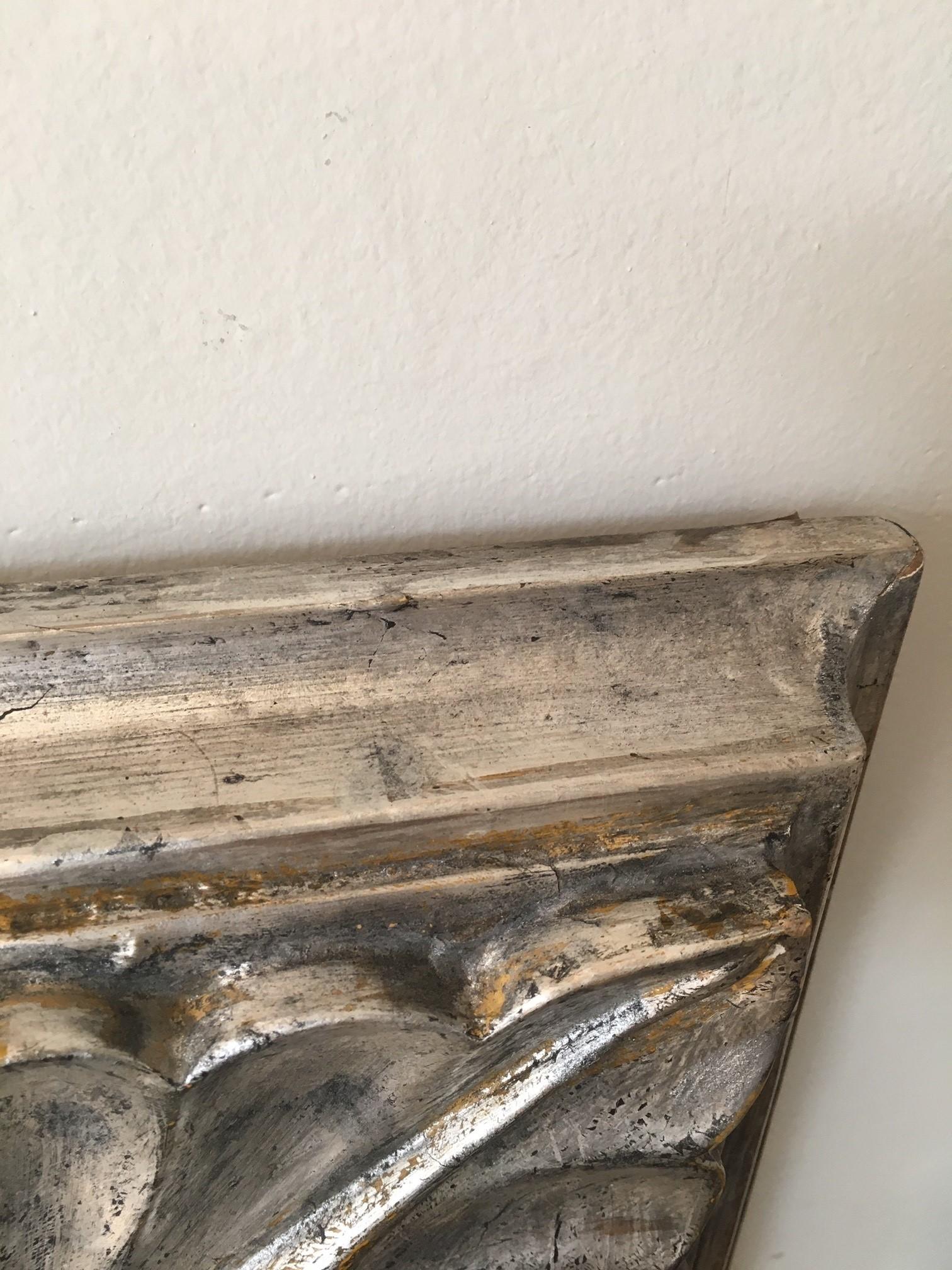 Espejo de Pared Contemporáneo Tallado y Pintado a Mano Hoja de Plata Antigua en venta 4