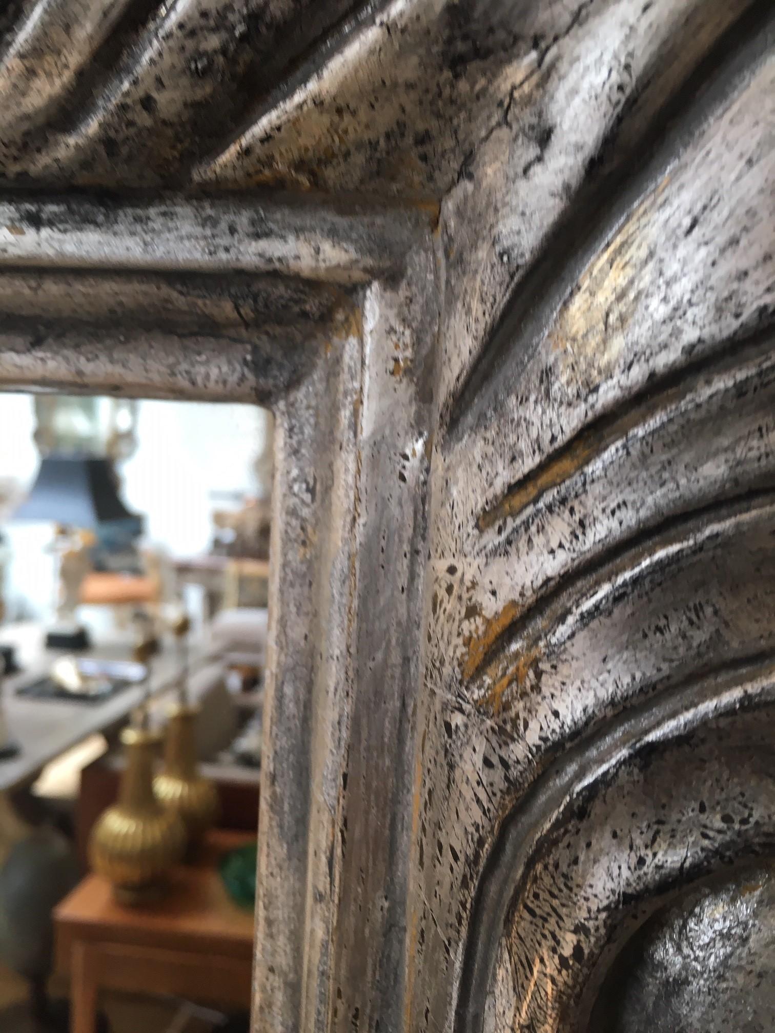 Espejo de Pared Contemporáneo Tallado y Pintado a Mano Hoja de Plata Antigua en venta 6