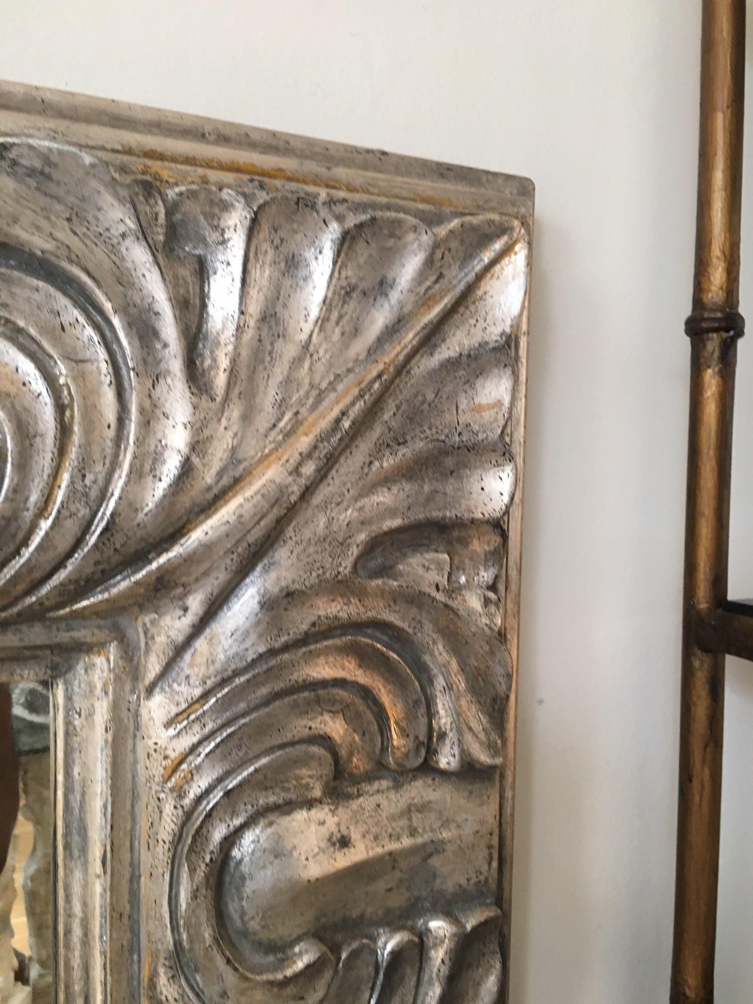 Espejo de Pared Contemporáneo Tallado y Pintado a Mano Hoja de Plata Antigua Estadounidense en venta