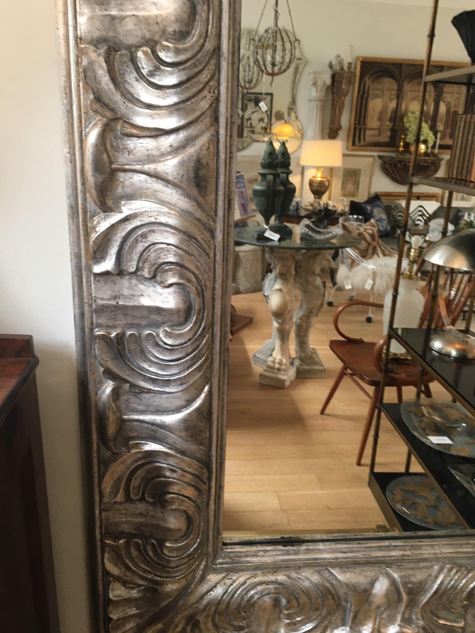 Espejo de Pared Contemporáneo Tallado y Pintado a Mano Hoja de Plata Antigua en venta 1