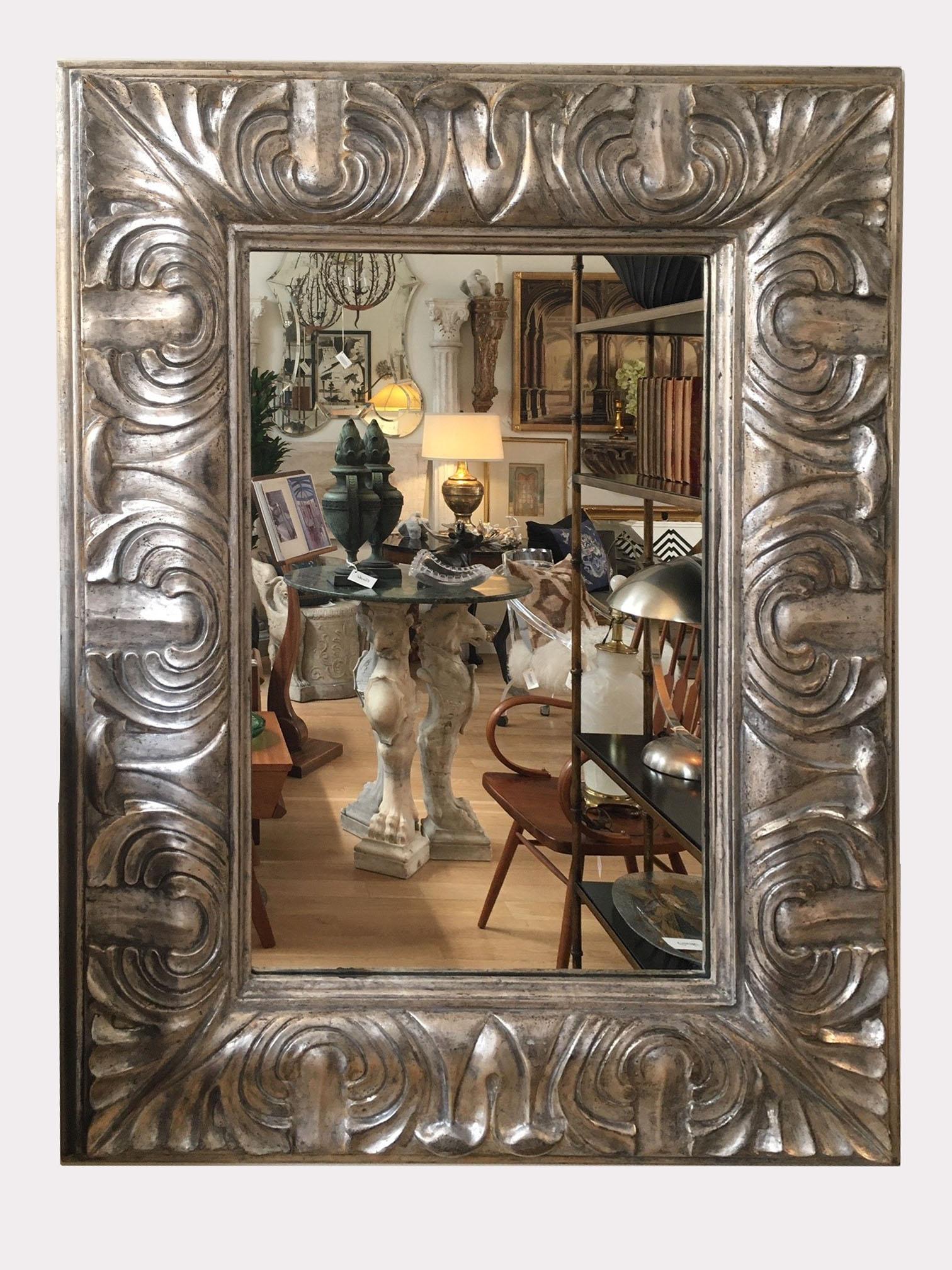 Espejo de Pared Contemporáneo Tallado y Pintado a Mano Hoja de Plata Antigua en venta 2