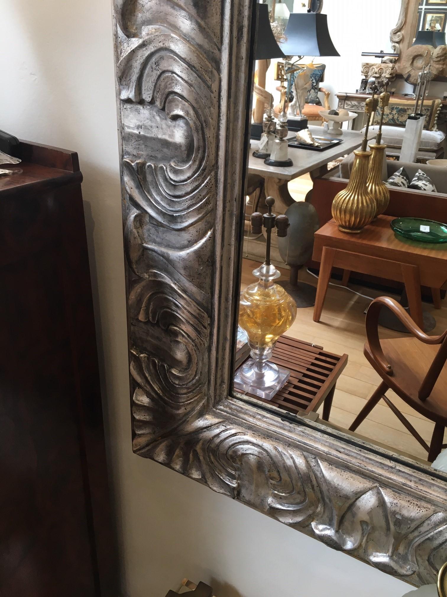 Espejo de Pared Contemporáneo Tallado y Pintado a Mano Hoja de Plata Antigua en venta 3