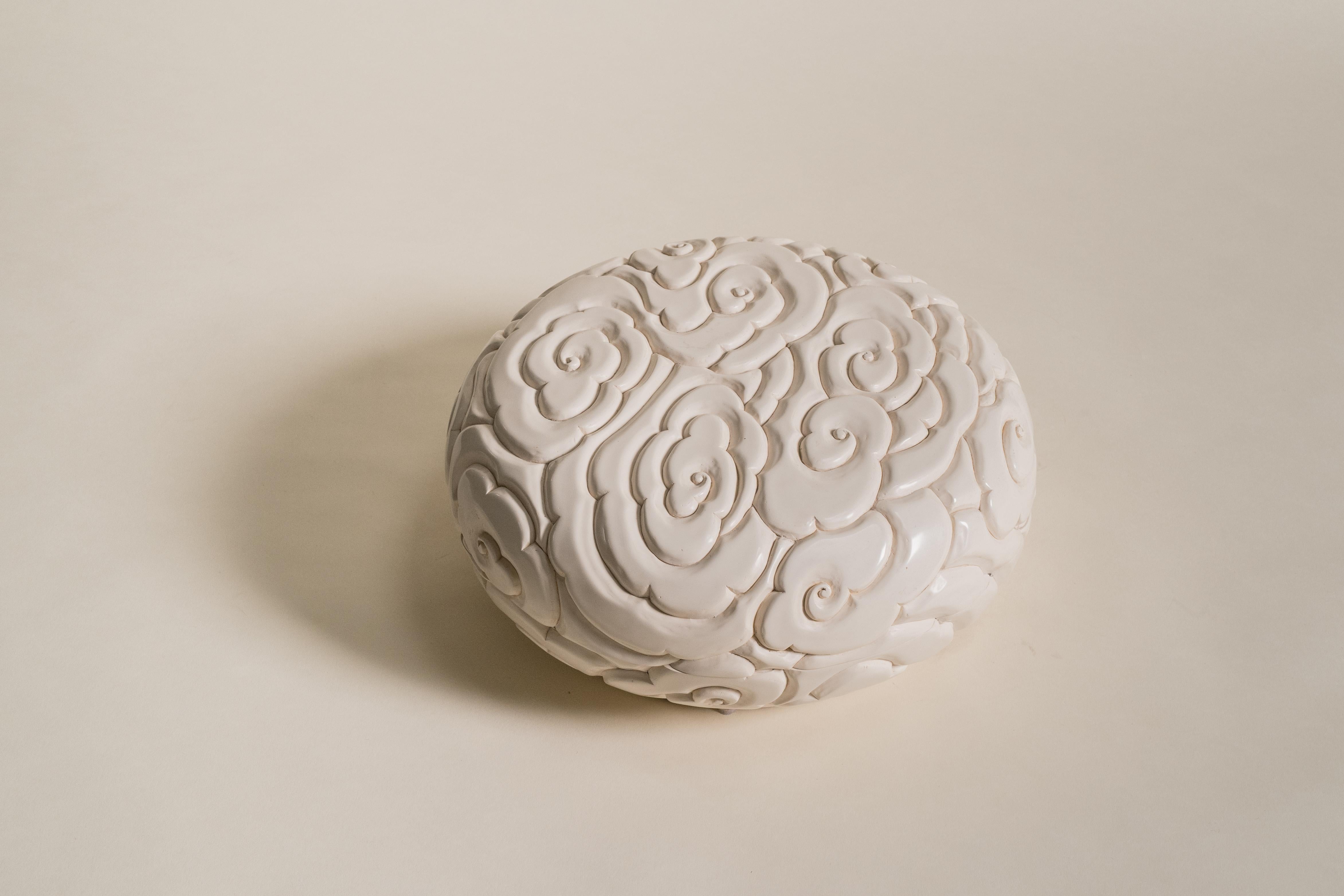 Sculpté à la main Boîte à nuages contemporaine en laque crème sculptée à la main par Robert Theo, édition limitée en vente