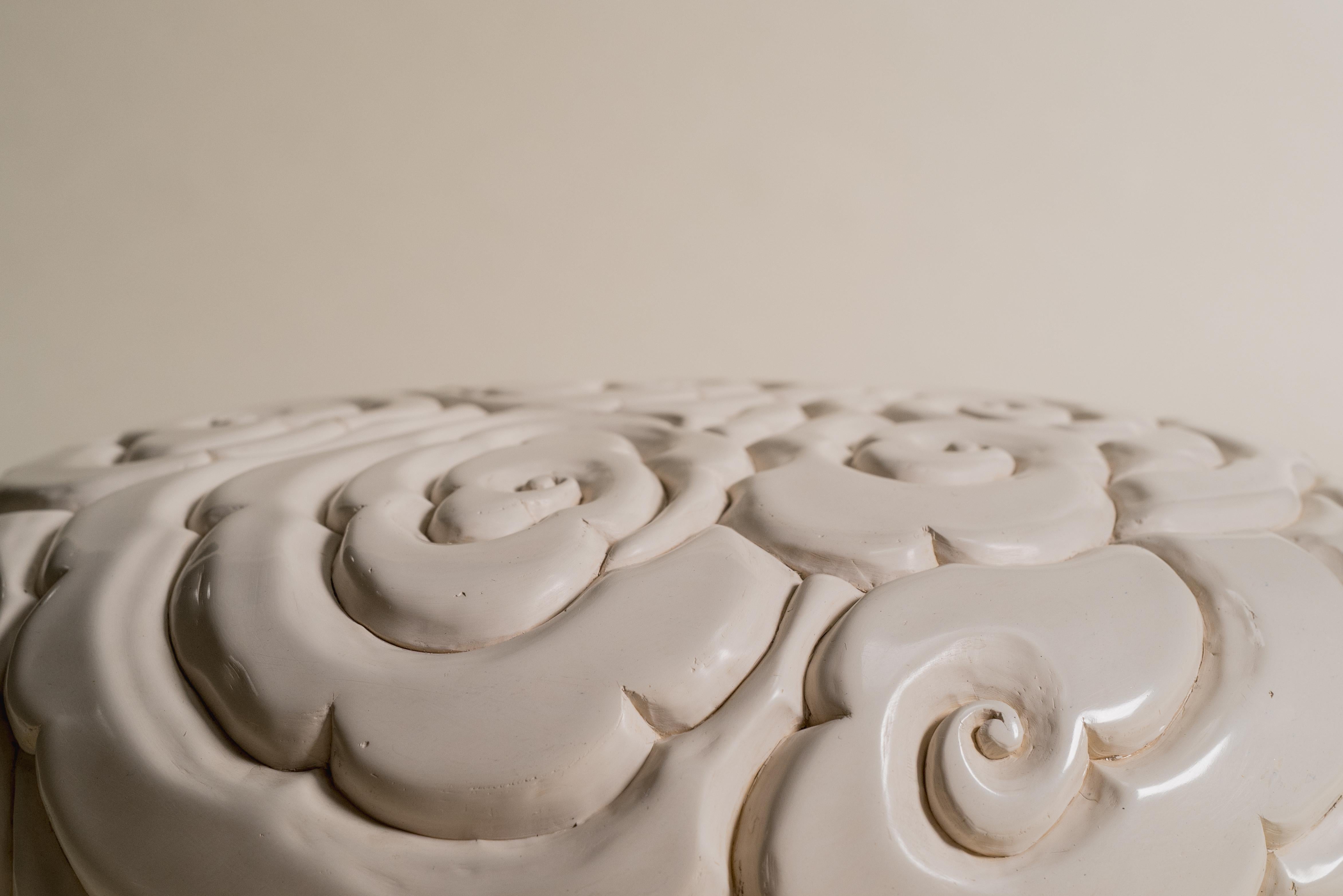 Boîte à nuages contemporaine en laque crème sculptée à la main par Robert Theo, édition limitée Neuf - En vente à Los Angeles, CA