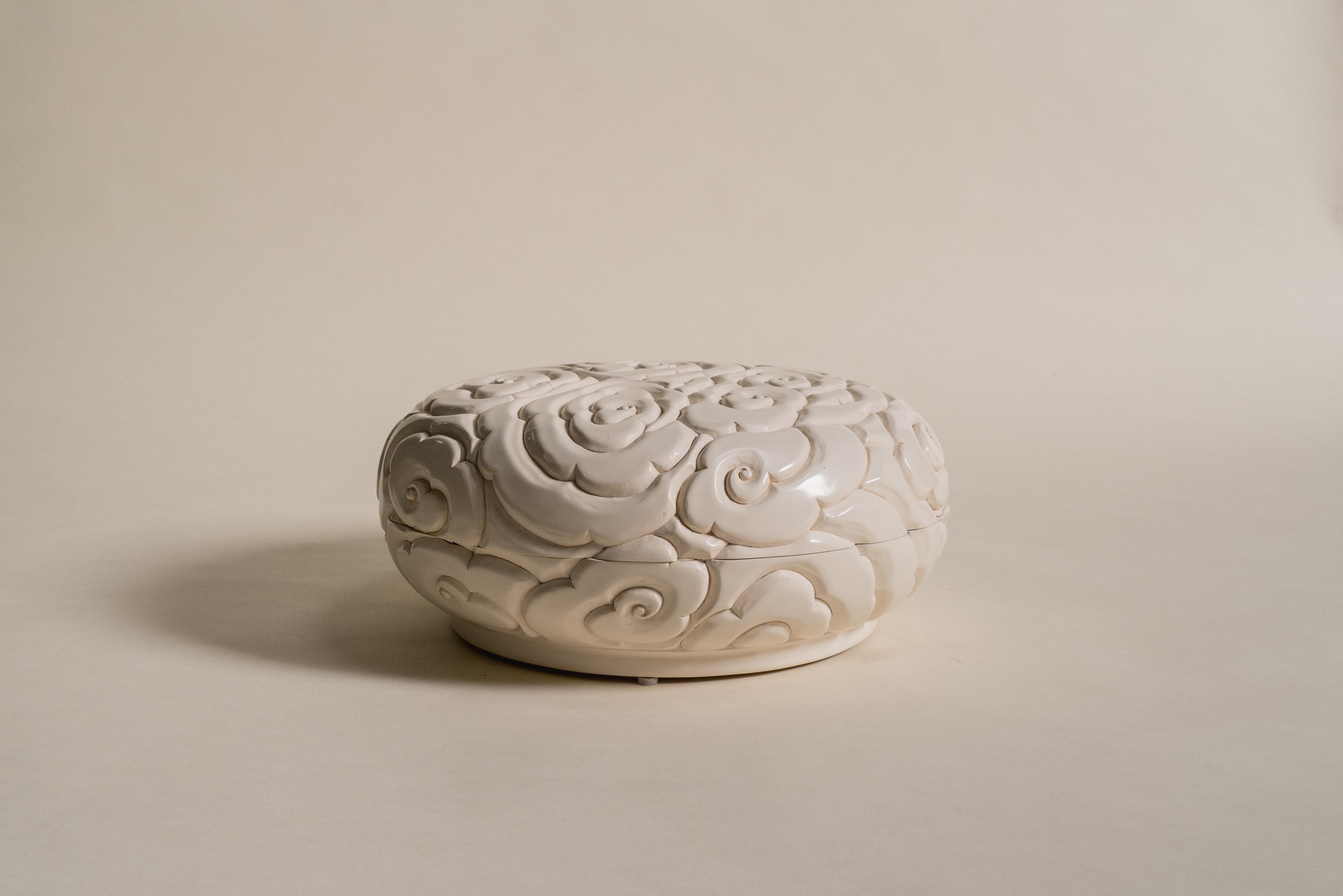 XXIe siècle et contemporain Boîte à nuages contemporaine en laque crème sculptée à la main par Robert Theo, édition limitée en vente