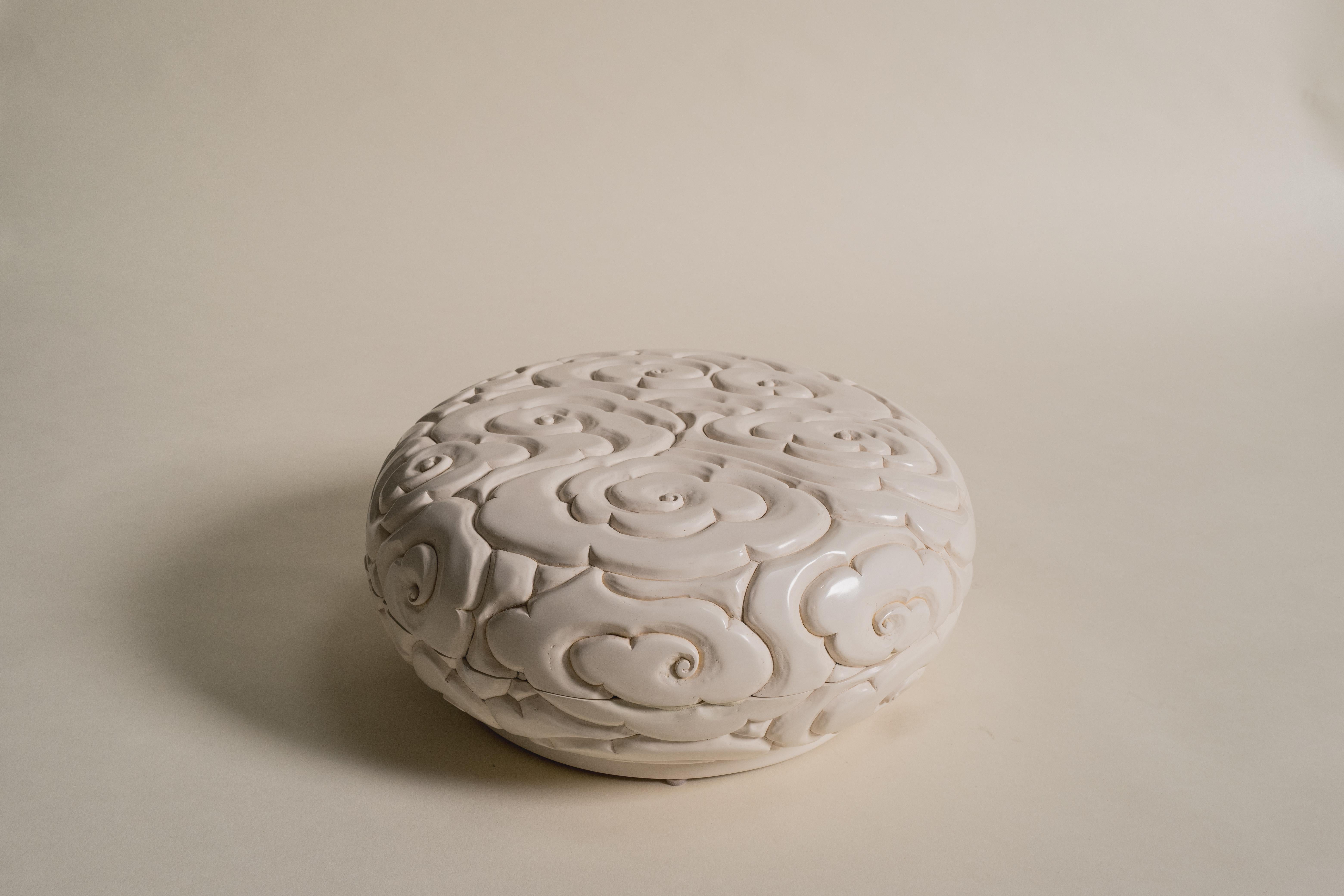 Bois Boîte à nuages contemporaine en laque crème sculptée à la main par Robert Theo, édition limitée en vente