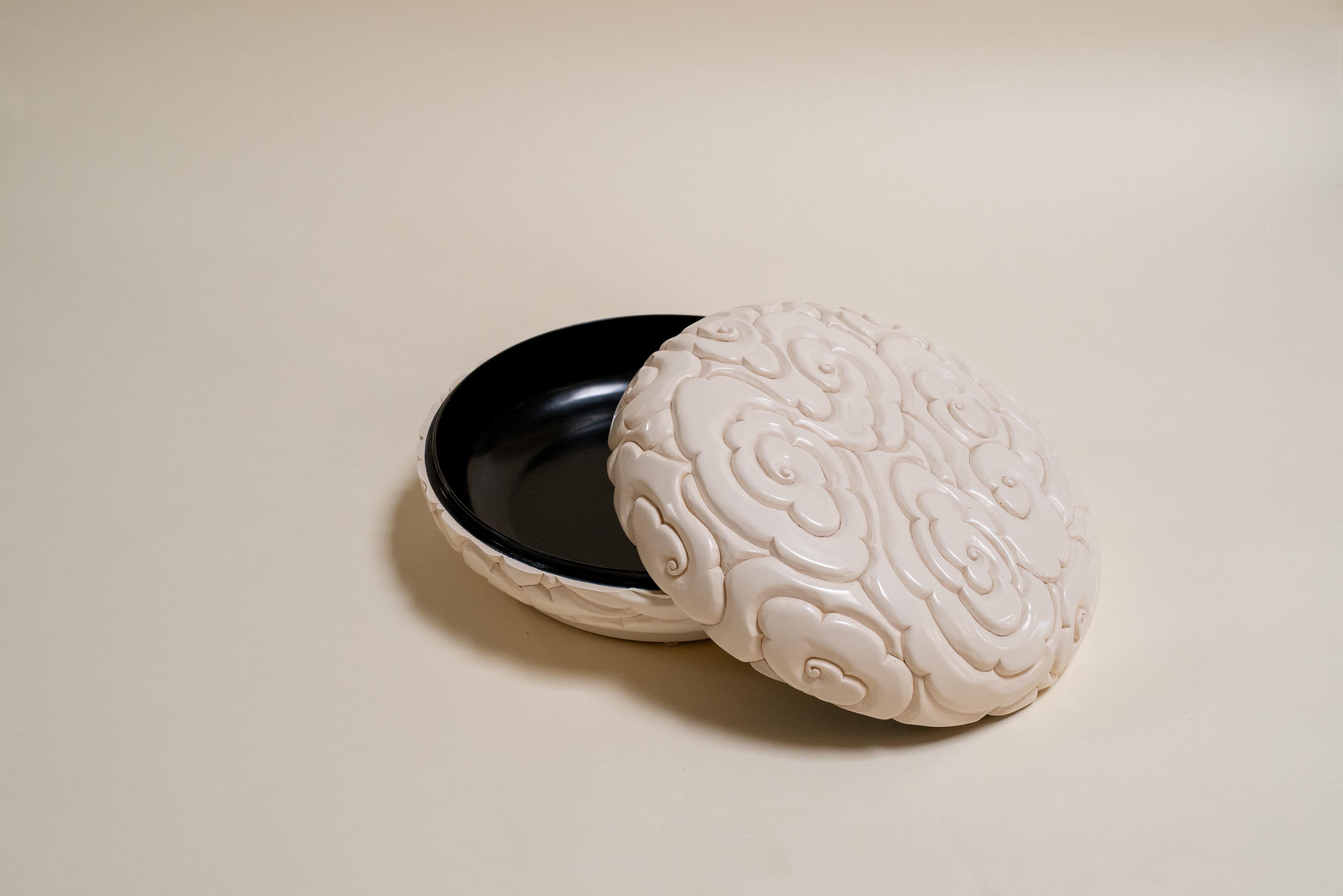 Boîte à nuages contemporaine en laque crème sculptée à la main par Robert Theo, édition limitée en vente 1