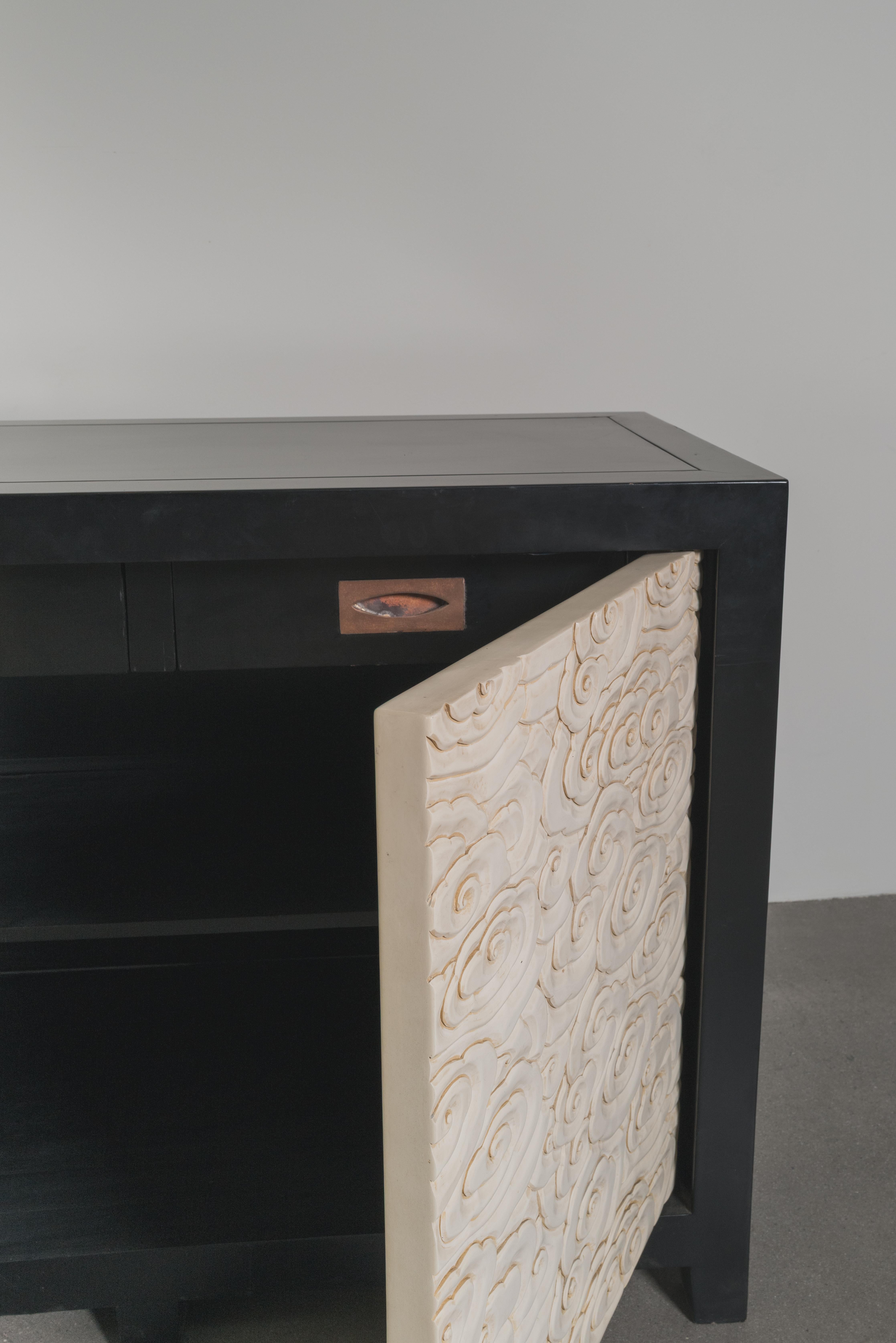 Contemporary Hand Carved Cream Lacquer Cloud Design Buffet by Robert Kuo in vendita 1