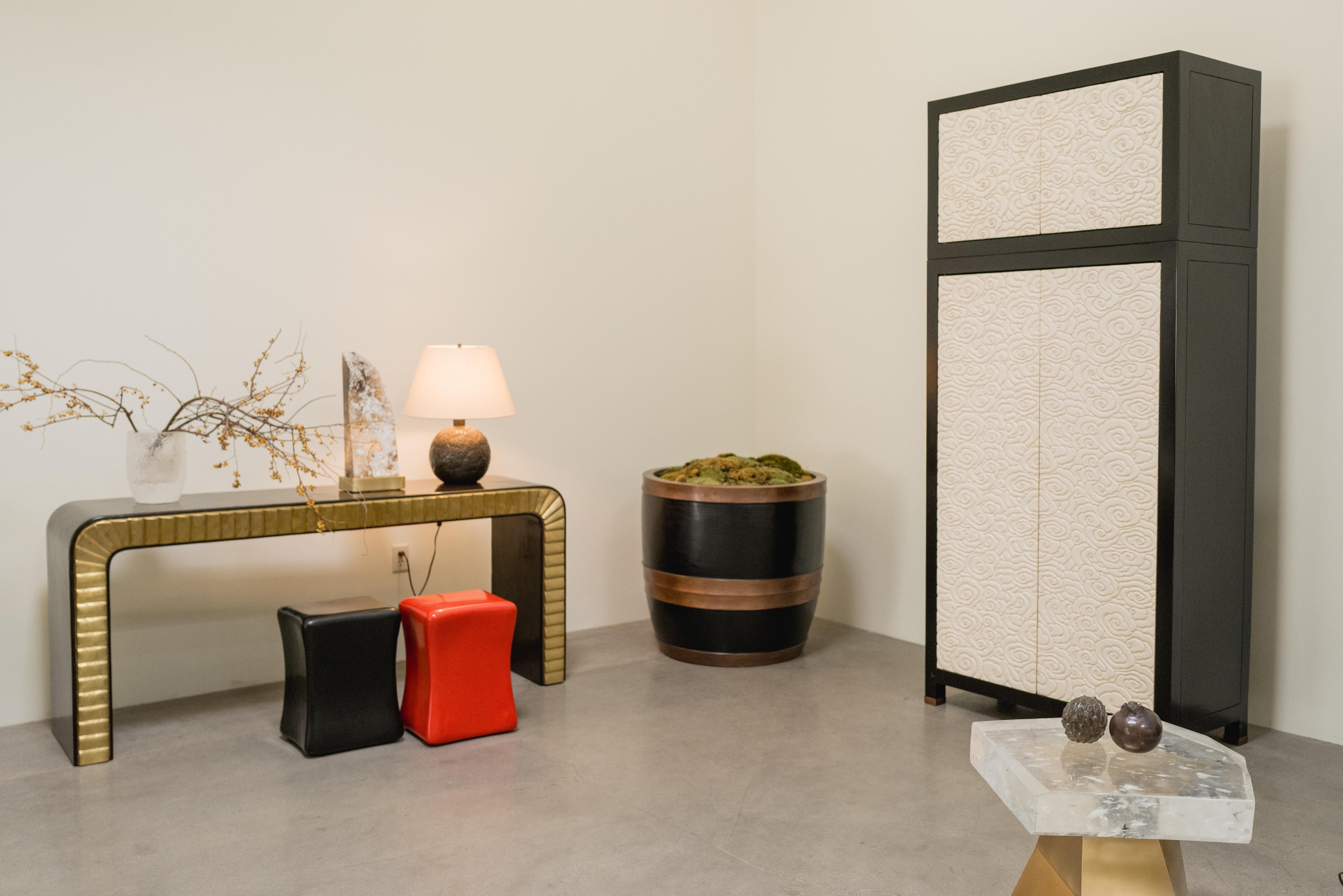 Ensemble coffret sur coffret Cloud Design
Laque crème
Elmwood
Sculpté à la main
Bois laqué
Cuivre
Contemporain
Édition limitée
Coffre supérieur : 24 