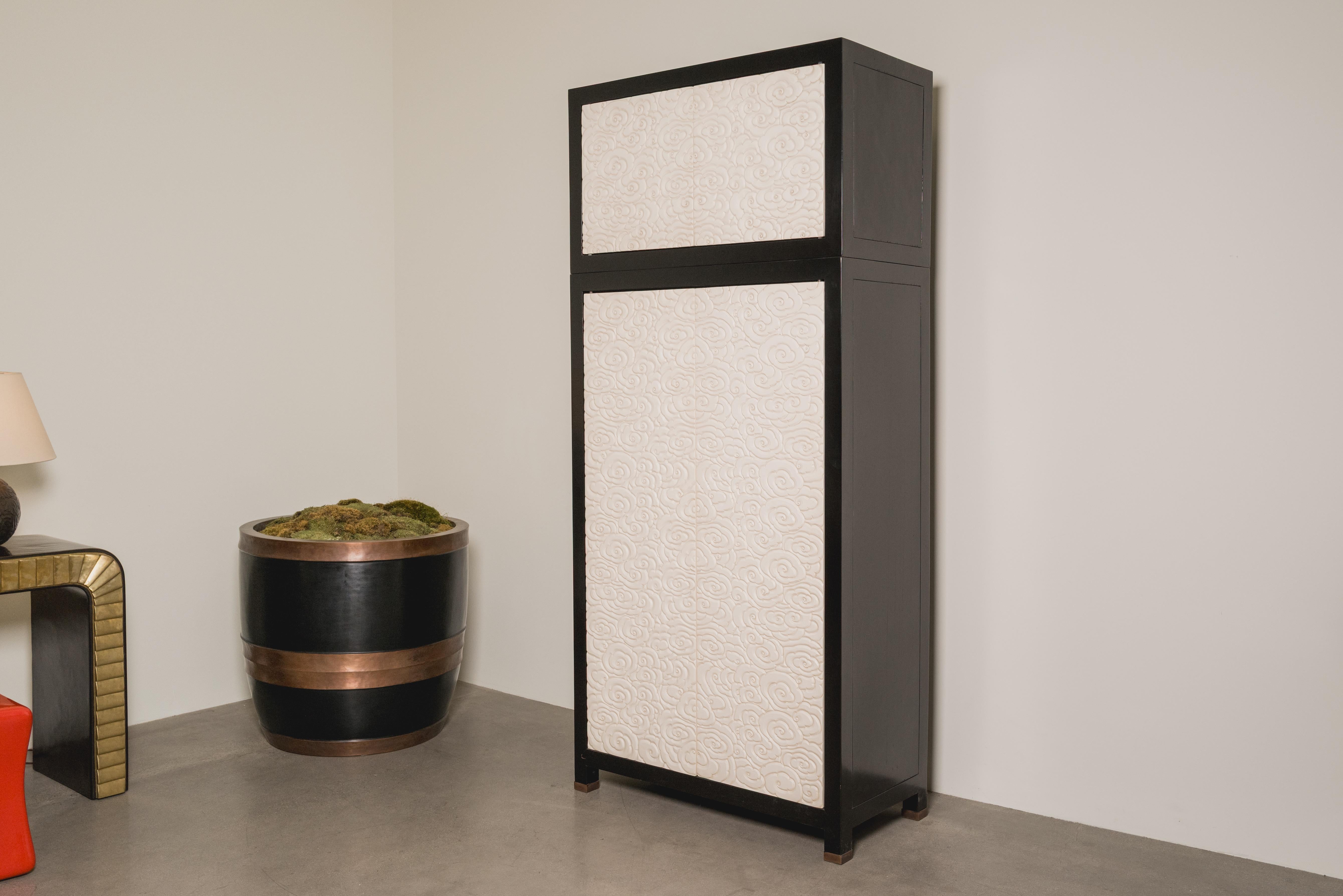 Sculpté à la main Commode contemporaine en laque crème sculptée à la main, Cloud Design, par Robert Theo en vente