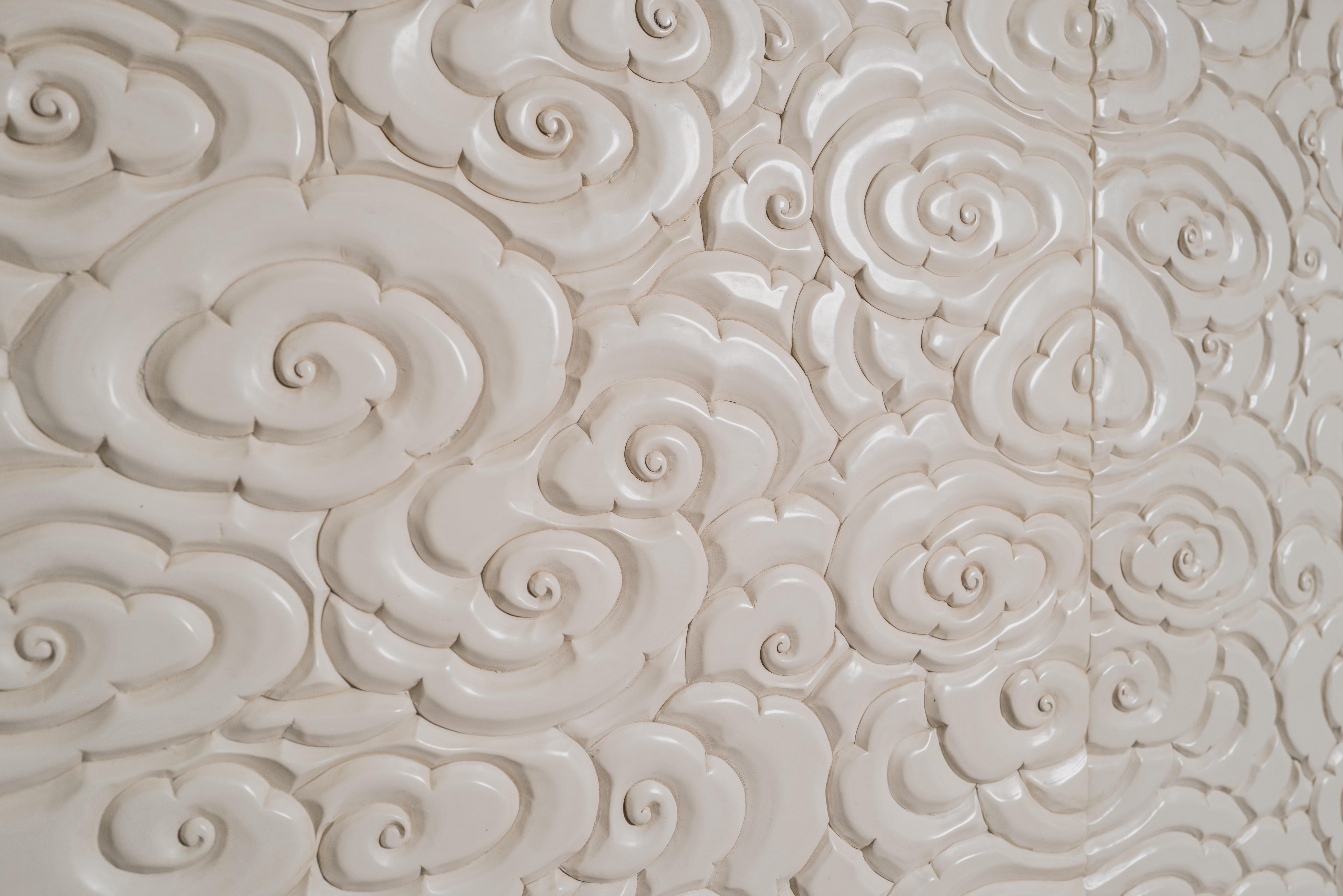 Commode contemporaine en laque crème sculptée à la main, Cloud Design, par Robert Theo Neuf - En vente à Los Angeles, CA