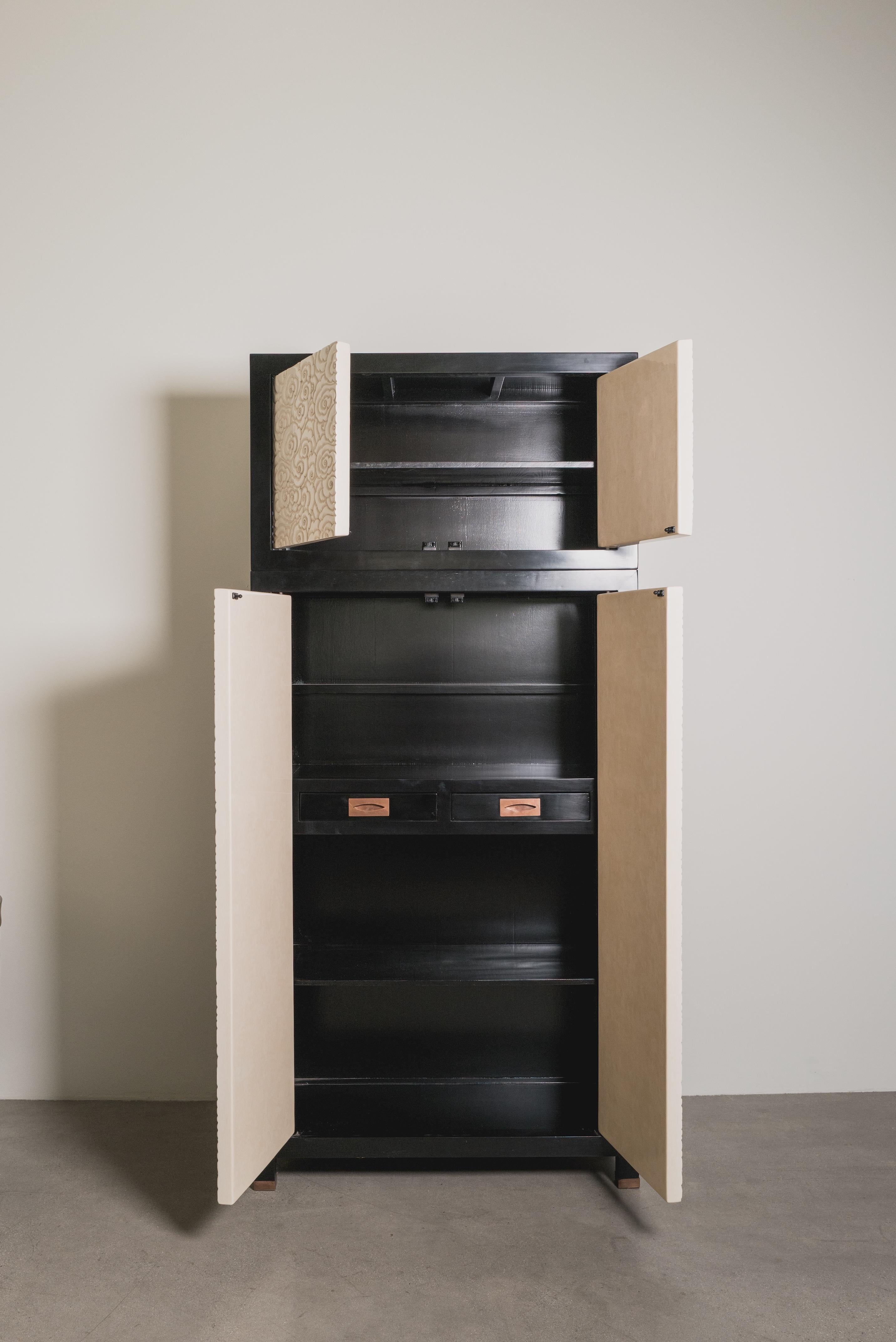 XXIe siècle et contemporain Commode contemporaine en laque crème sculptée à la main, Cloud Design, par Robert Theo en vente