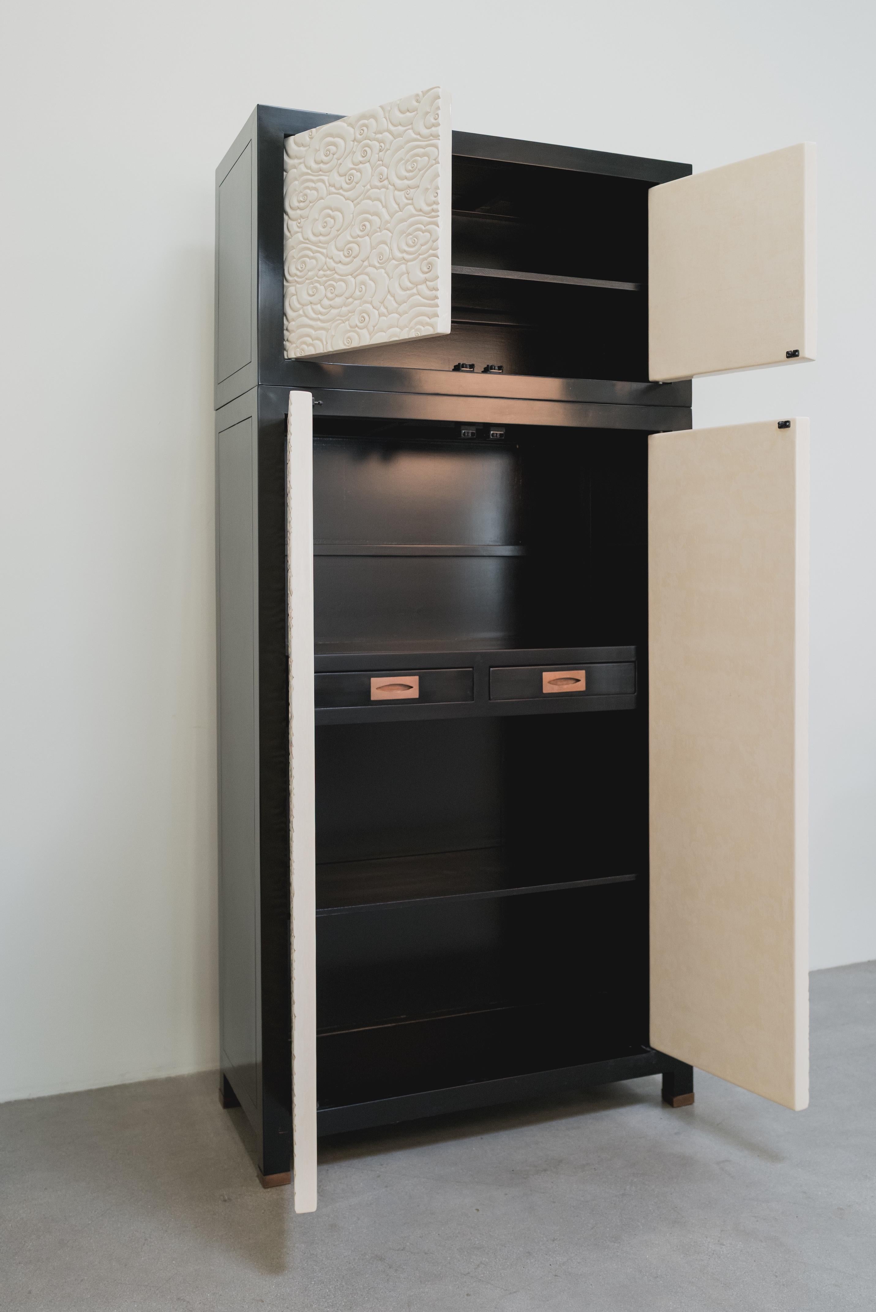 Cuivre Commode contemporaine en laque crème sculptée à la main, Cloud Design, par Robert Theo en vente